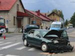 Zderzenie samochodów i potrącenie trójki pieszych