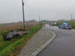 Wypadł z jezdni i dachował