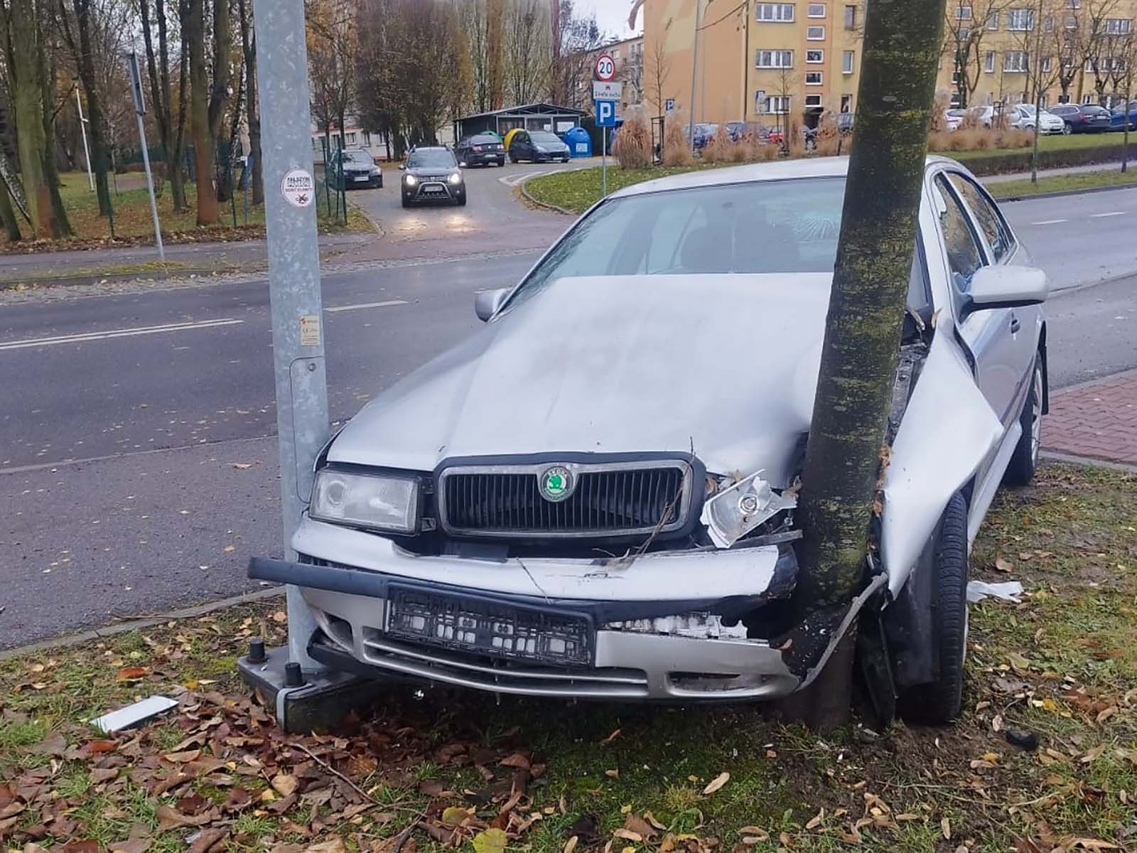 Na Dąbrowskiego samochód wypadł z jezdni