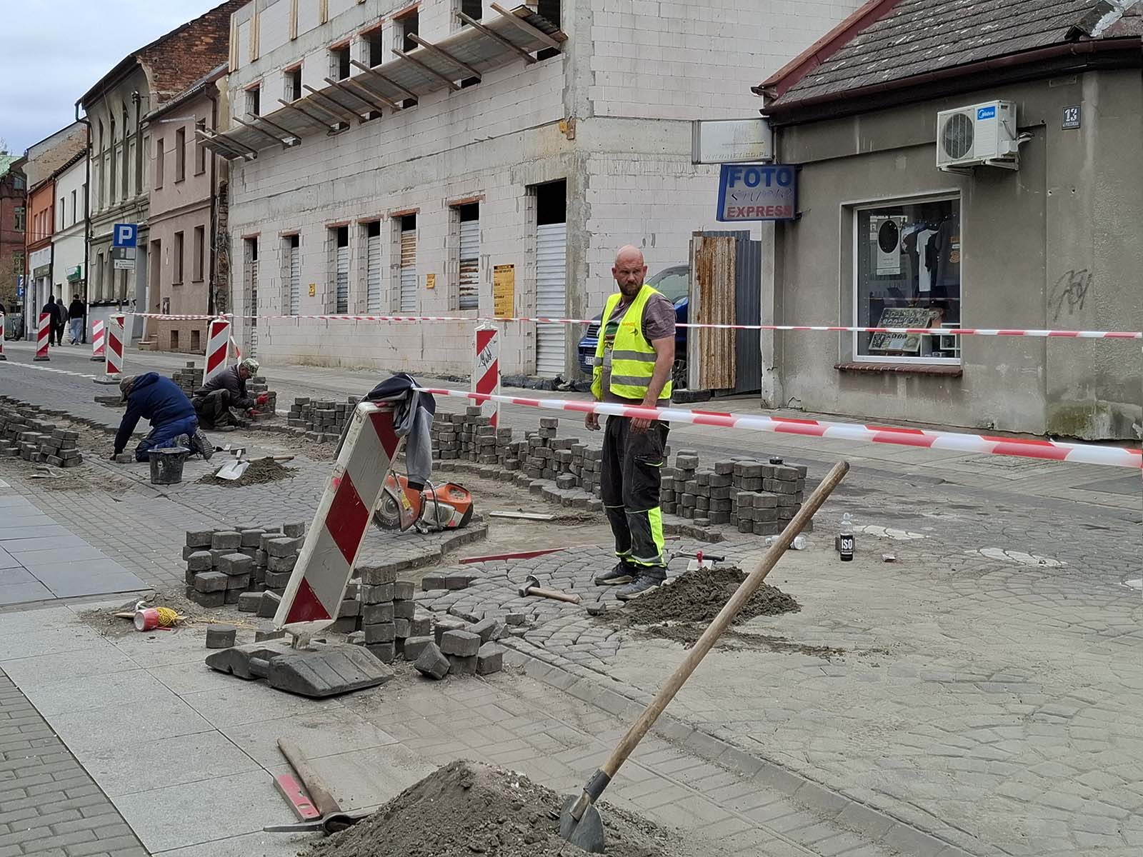 20250417-prace-brukarskie - NaszOświęcim - informacje i wydarzenia.