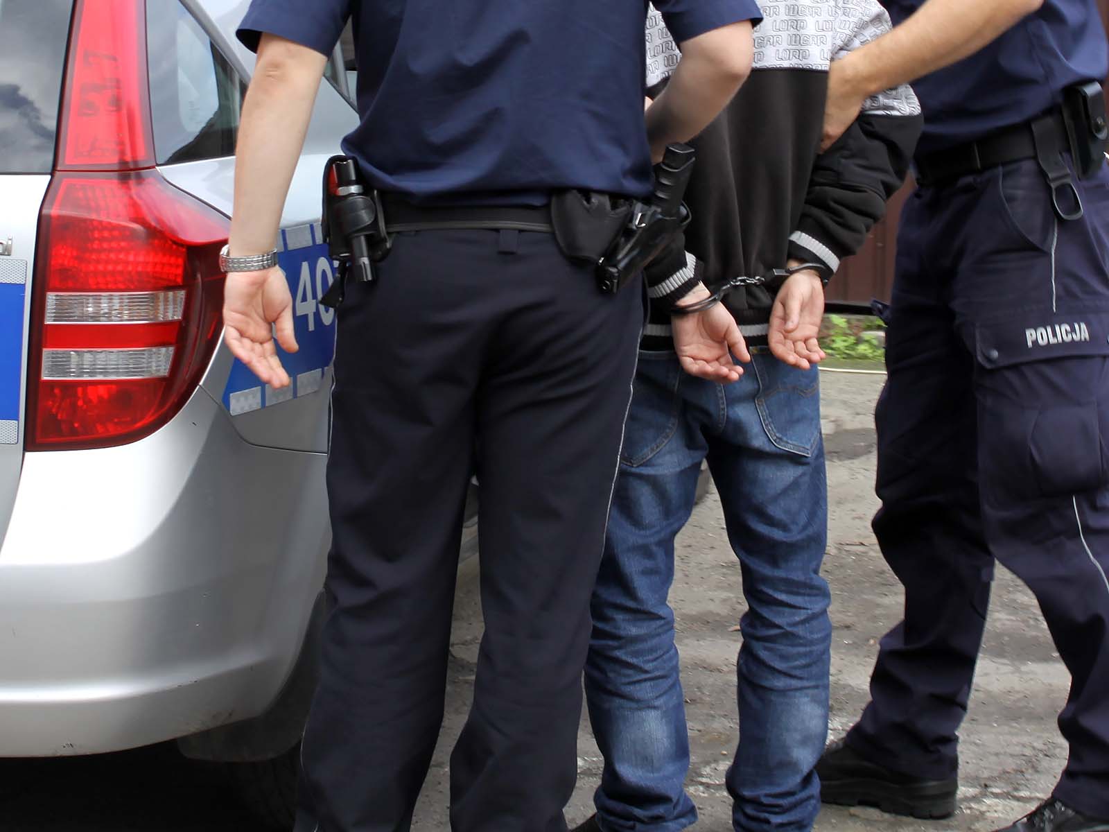 Agresor zatrzymany przez oświęcimska policję - NaszOświęcim - informacje i wydarzenia. Policja zatrzymująca agresora w Oświęcimiu