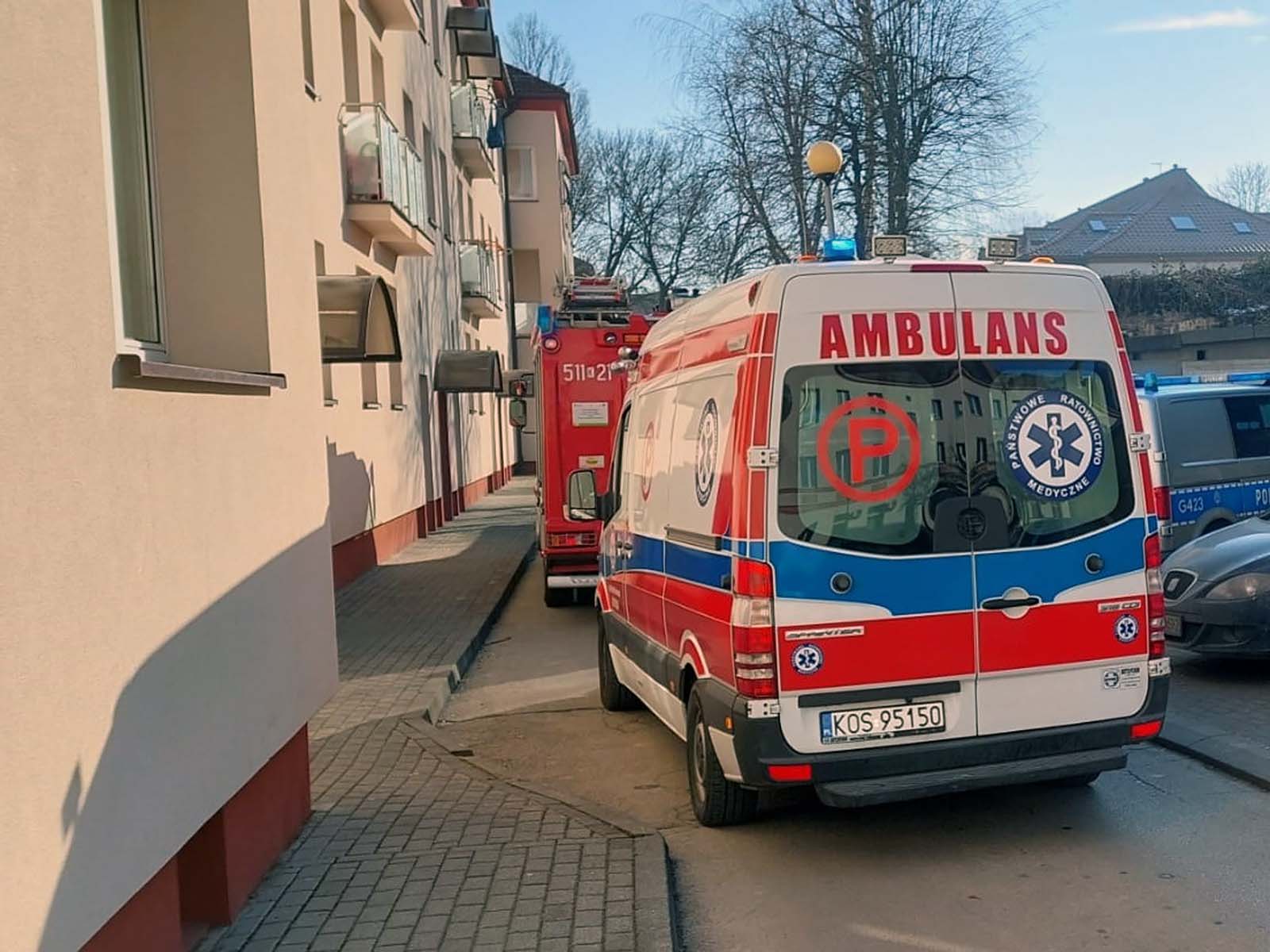 Karetka w Oświęcimiu - NaszOświęcim - informacje i wydarzenia. Karetka pod blokiem w Oświęcimiu