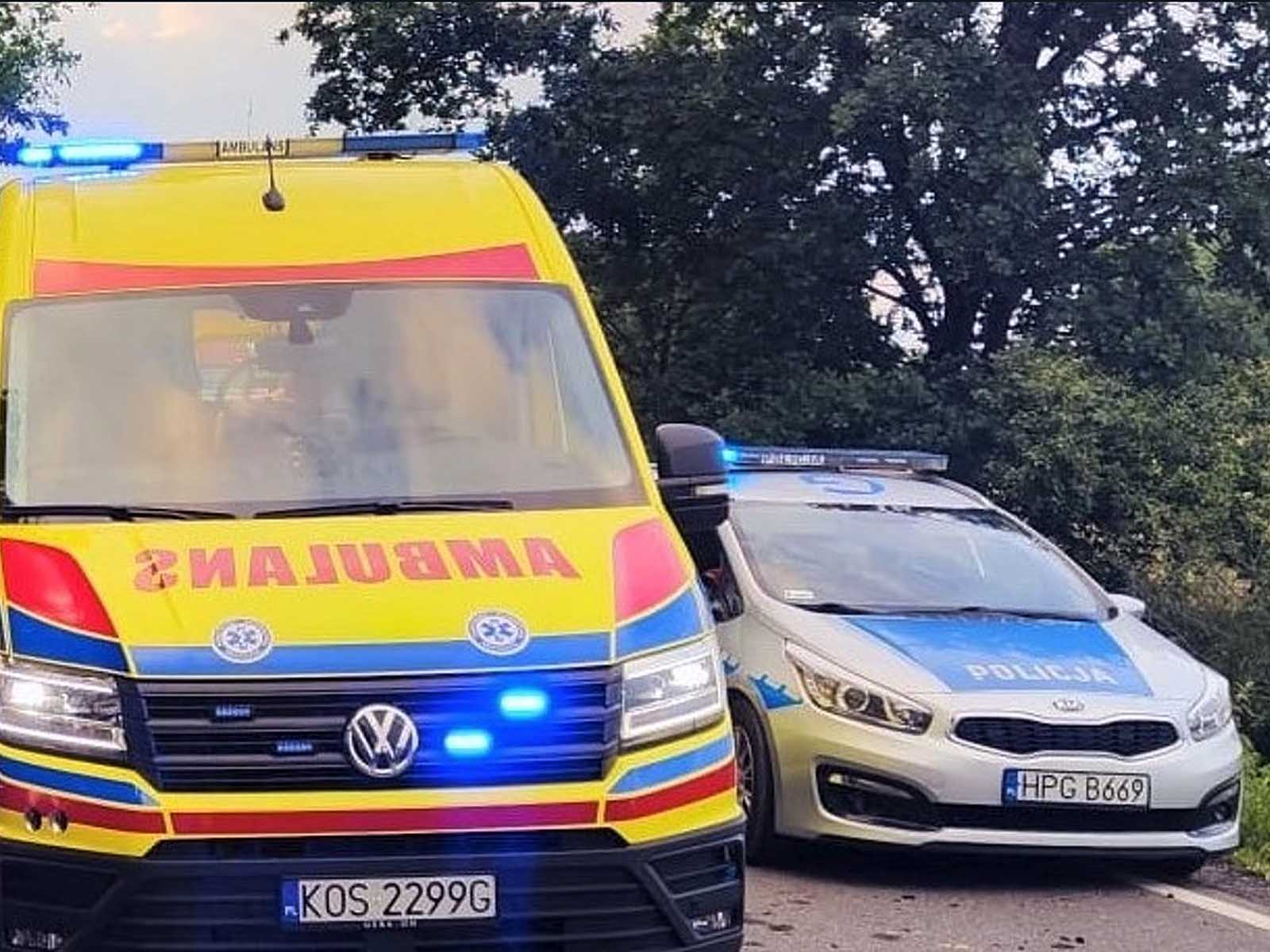 Ambulans i radiowóz na oświęcimskiej ulicy