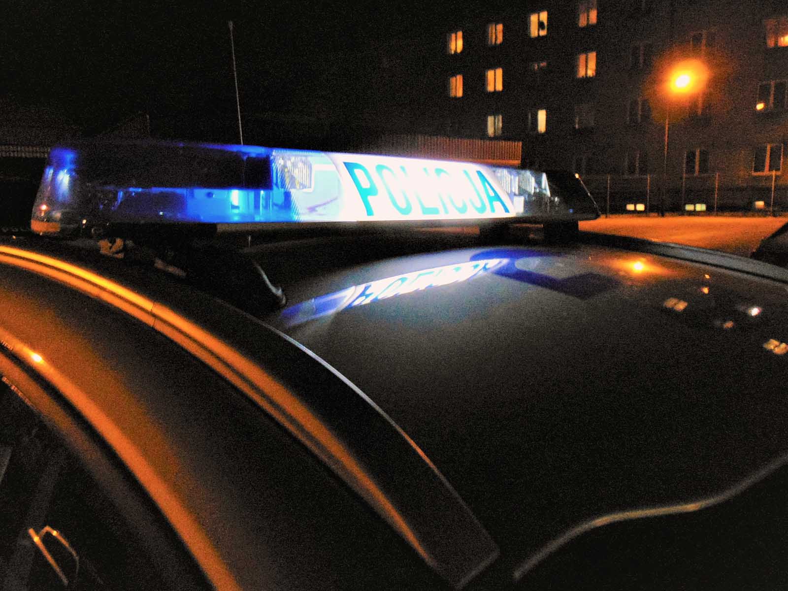 Samochód policyjny w Oświęcimiu - NaszOświęcim - informacje i wydarzenia. Samochód policyjny gdzieś pomiędzy budynkami