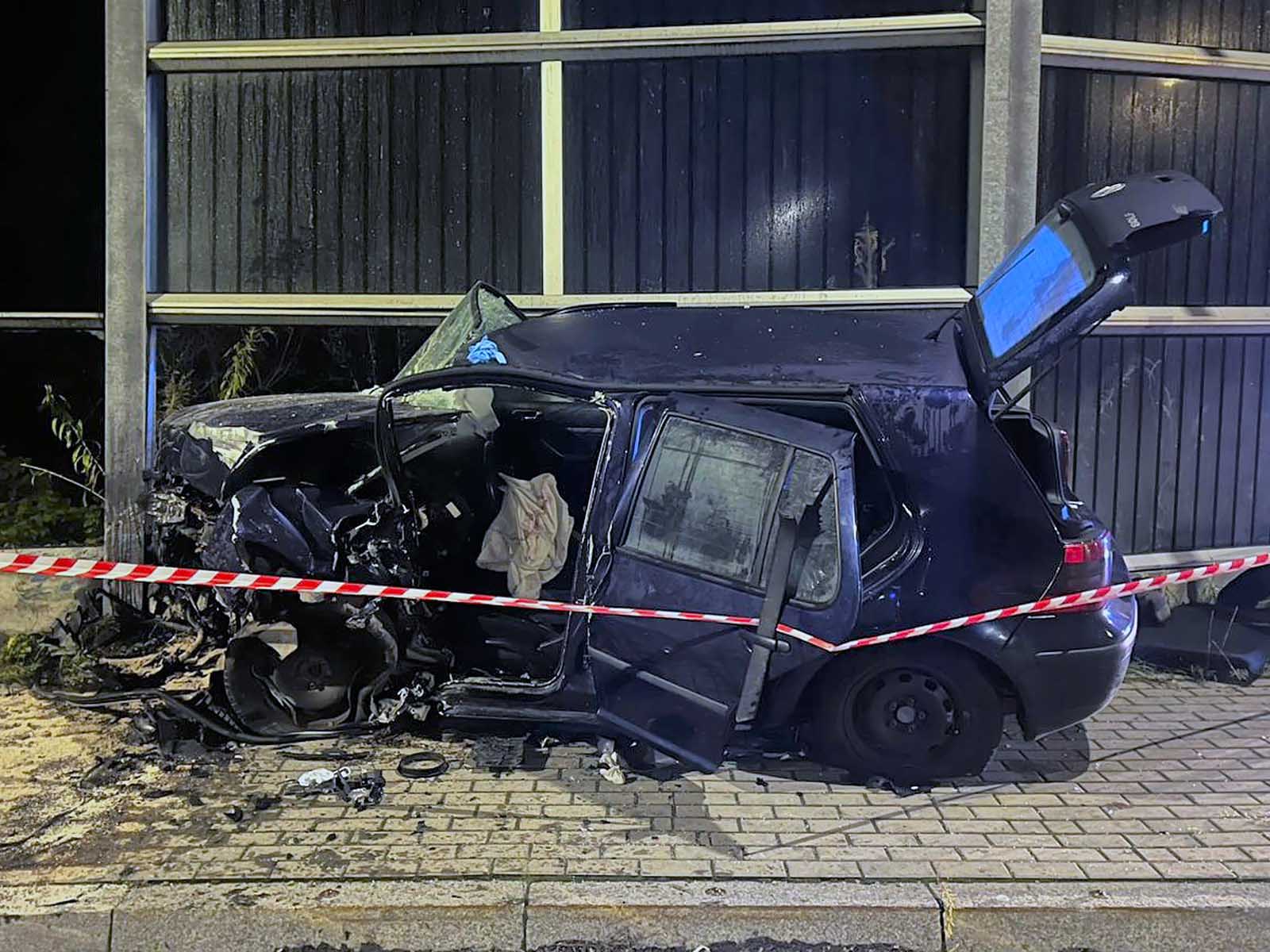 Rozbity samochód - NaszOświęcim - informacje i wydarzenia. Samochód rozbity w Podolszu koło Oświęcimia