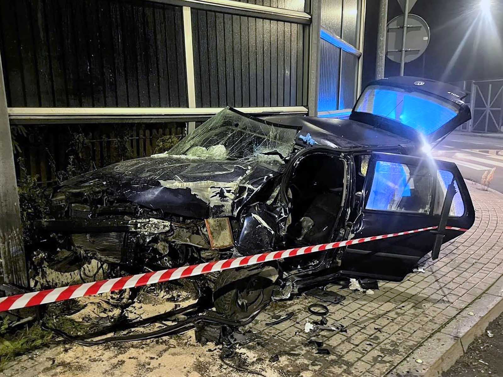 Rozbity samochód - NaszOświęcim - informacje i wydarzenia. Samochód rozbity w Podolszu koło Oświęcimia