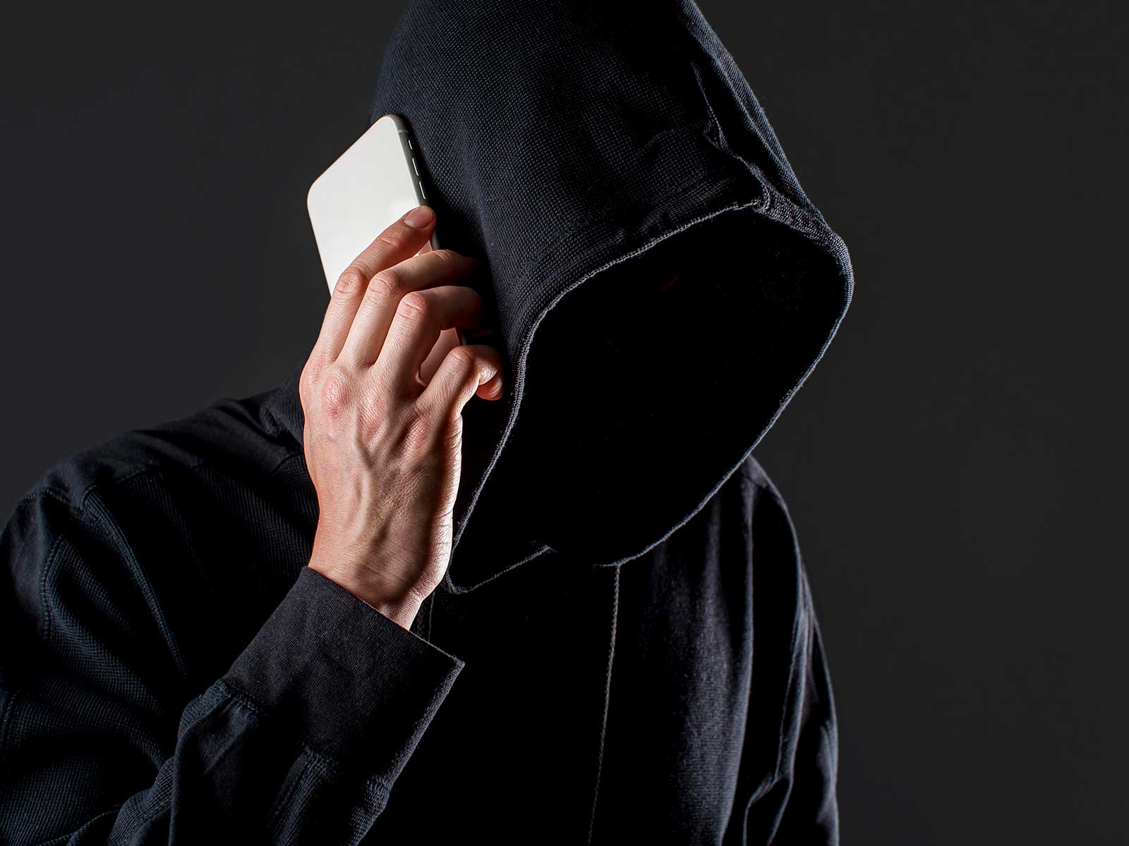 Oszust rozmawiający przez telefon - NaszOświęcim - informacje i wydarzenia. Oszust wyłudził od oświęcimianina pieniądze