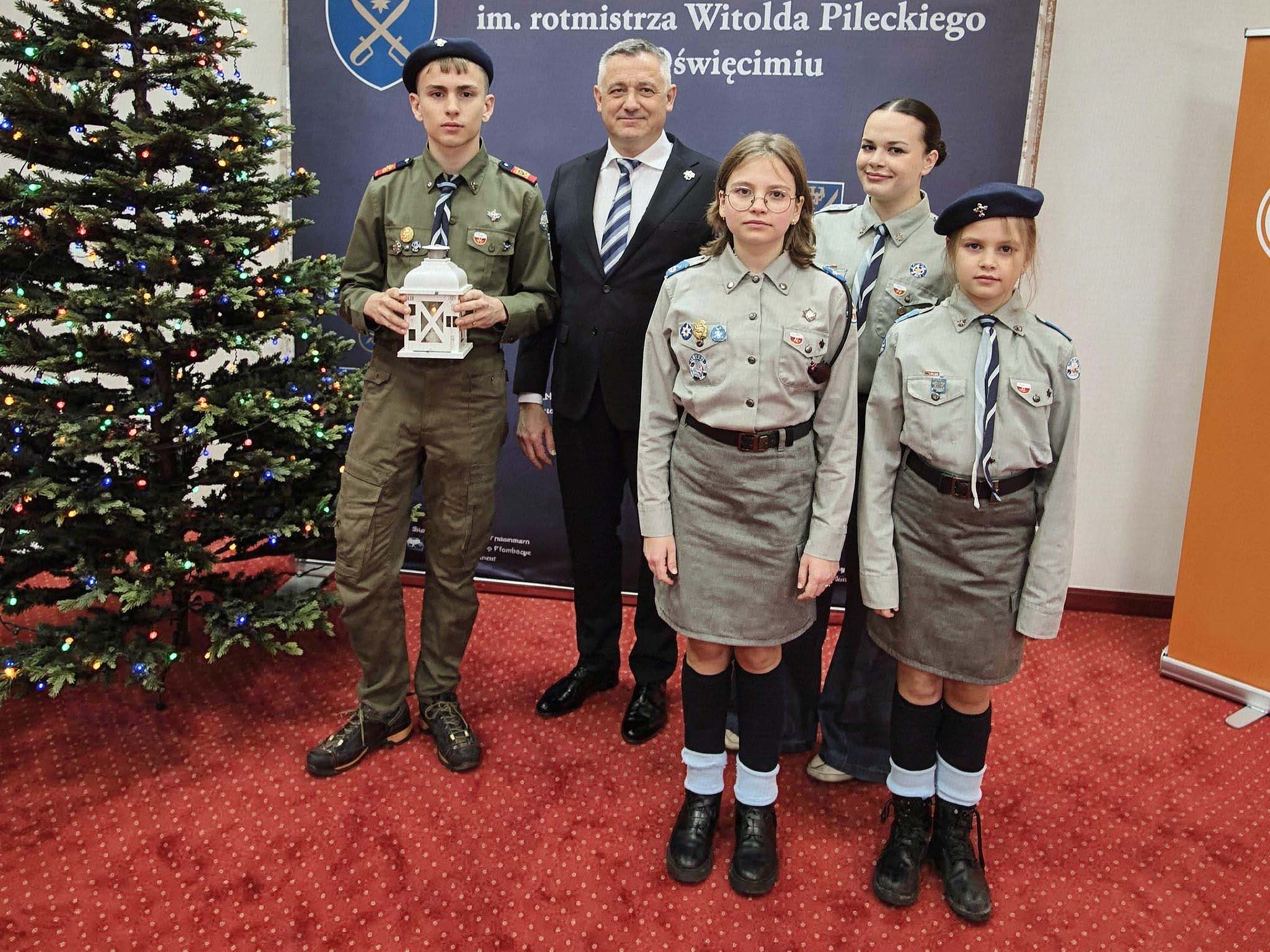 Harcerze z Betlejemskim Światełkiem w Małopolskiej Uczelni Państwowej - NaszOświęcim - informacje i wydarzenia. Harcerze z Betlejemskim Światełkiem w Małopolskiej Uczelni Państwowej