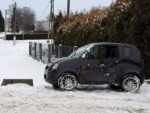 Dachowanie microcara w Osieku. 57-letnia kierująca trafiła do szpitala