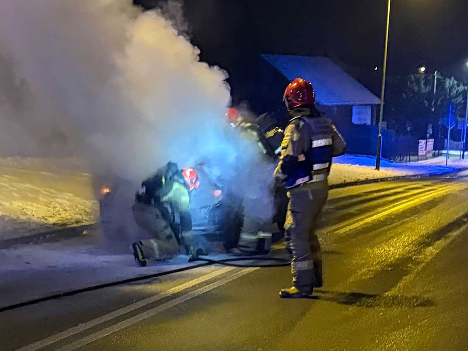 Palący się samochód w Zaborzu - NaszOświęcim - informacje i wydarzenia. Palący się samochód w Zaborzu