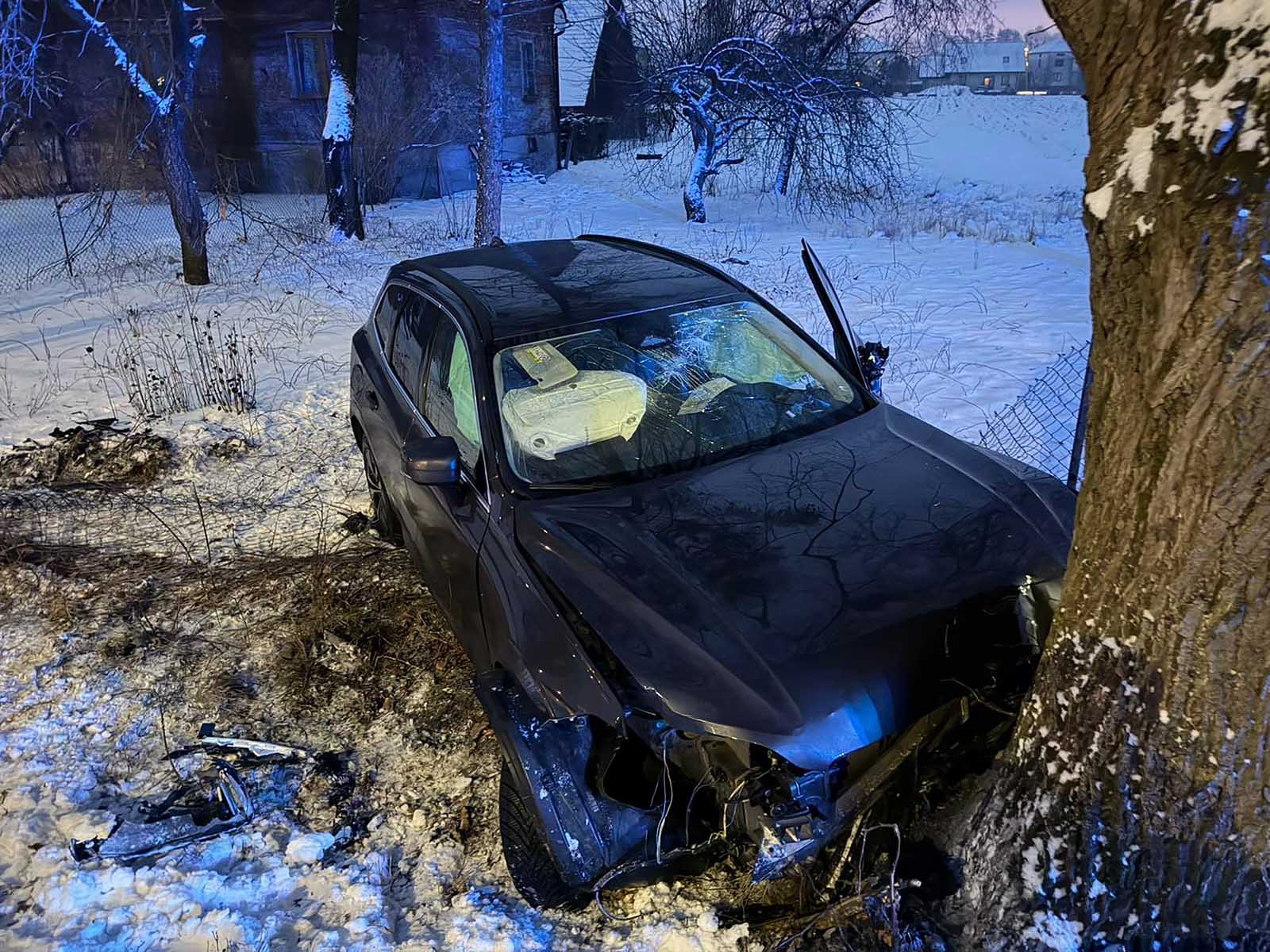Rozbite Volvo na drzewie w Bielanach