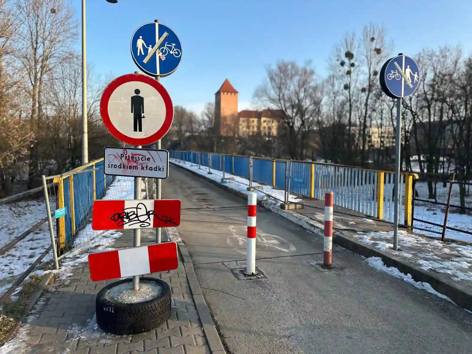 Wejście na oświęcimską kładkę od strony osiedla Błonie w Oświęcimiu - NaszOświęcim - informacje i wydarzenia. Wejście na oświęcimską kładkę od strony osiedla Błonie w Oświęcimiu