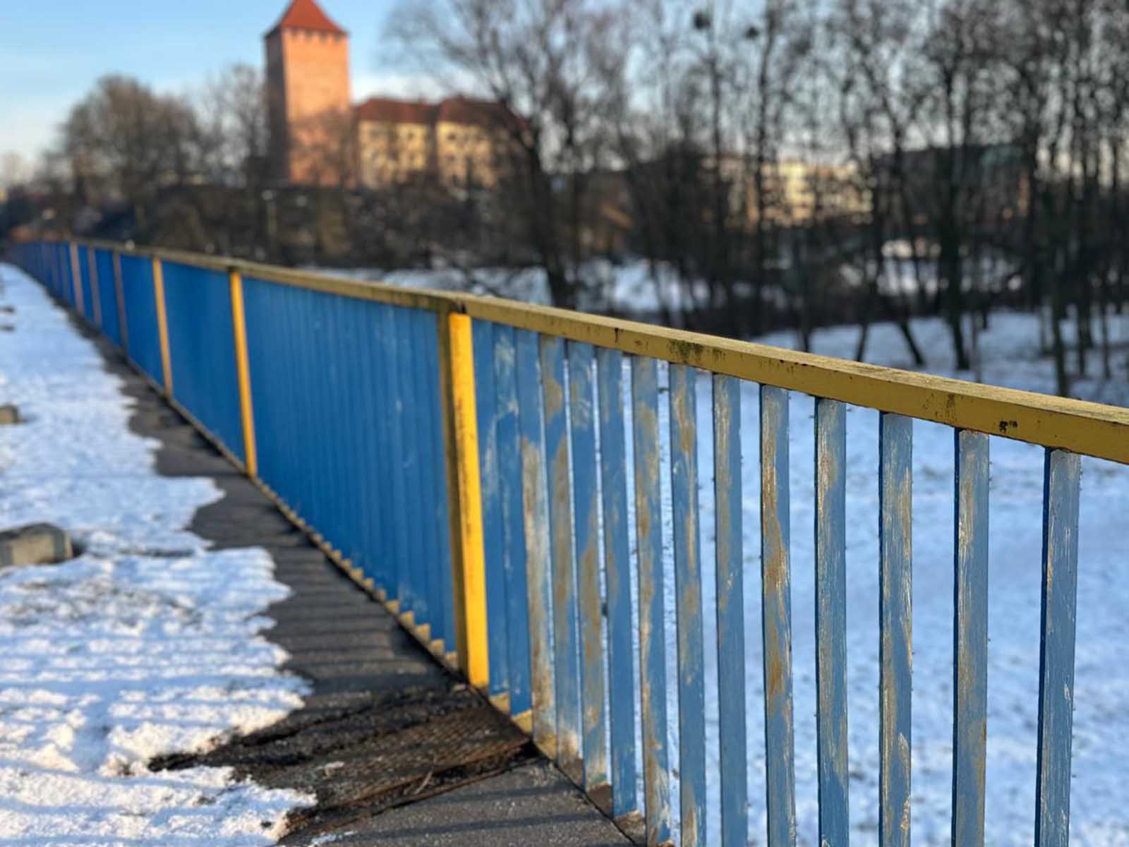 Barierka na kładce w Oświęcimiu - NaszOświęcim - informacje i wydarzenia. Barierka na kładce w Oświęcimiu