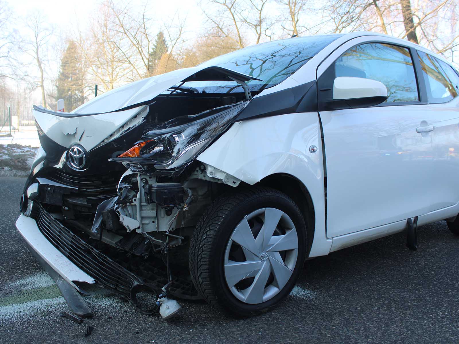 Uszkodzona Toyota Aygo | foto: KPP w Oświęcimiu - NaszOświęcim - informacje i wydarzenia. Uszkodzona Toyota Aygo | foto: KPP w Oświęcimiu