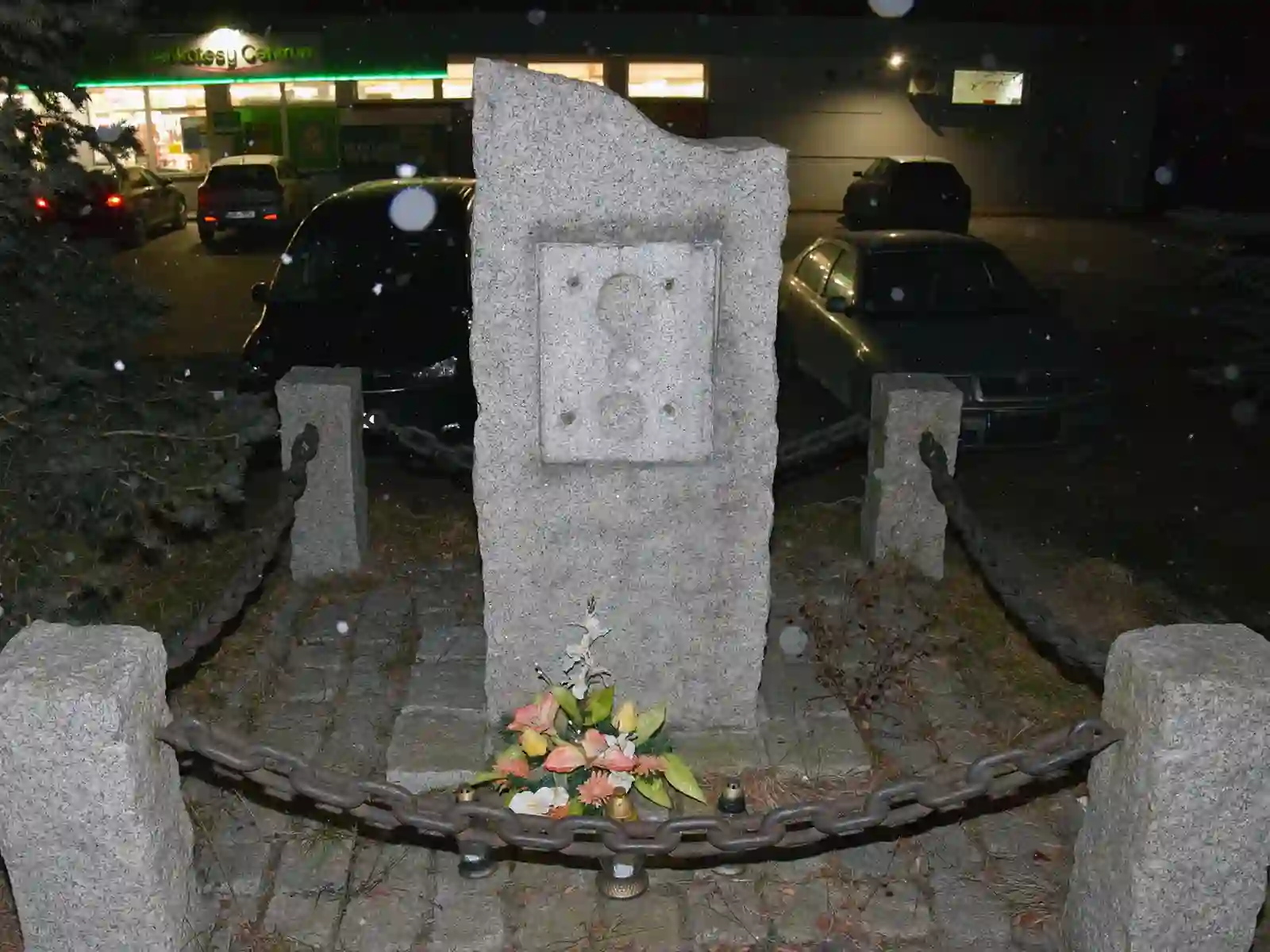 Granitowy obelisk ze skradzioną tablicą w Rajsku - NaszOświęcim - informacje i wydarzenia. Granitowy obelisk ze skradzioną tablicą w Rajsku