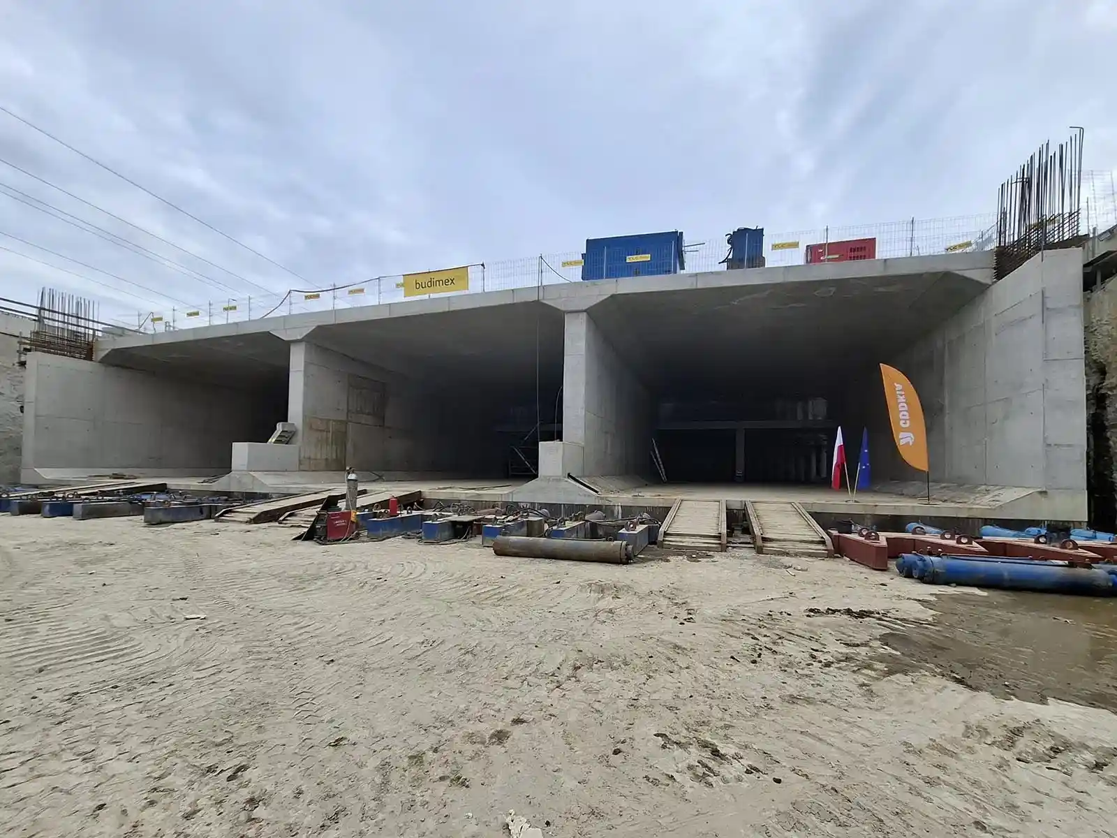 Budowa obwodnicy Oświęcimia – przeciskanie betonowego segmentu pod torami kolejowymi 2026 - NaszOświęcim - informacje i wydarzenia. Budowa obwodnicy Oświęcimia – przeciskanie betonowego segmentu pod torami kolejowymi 2026