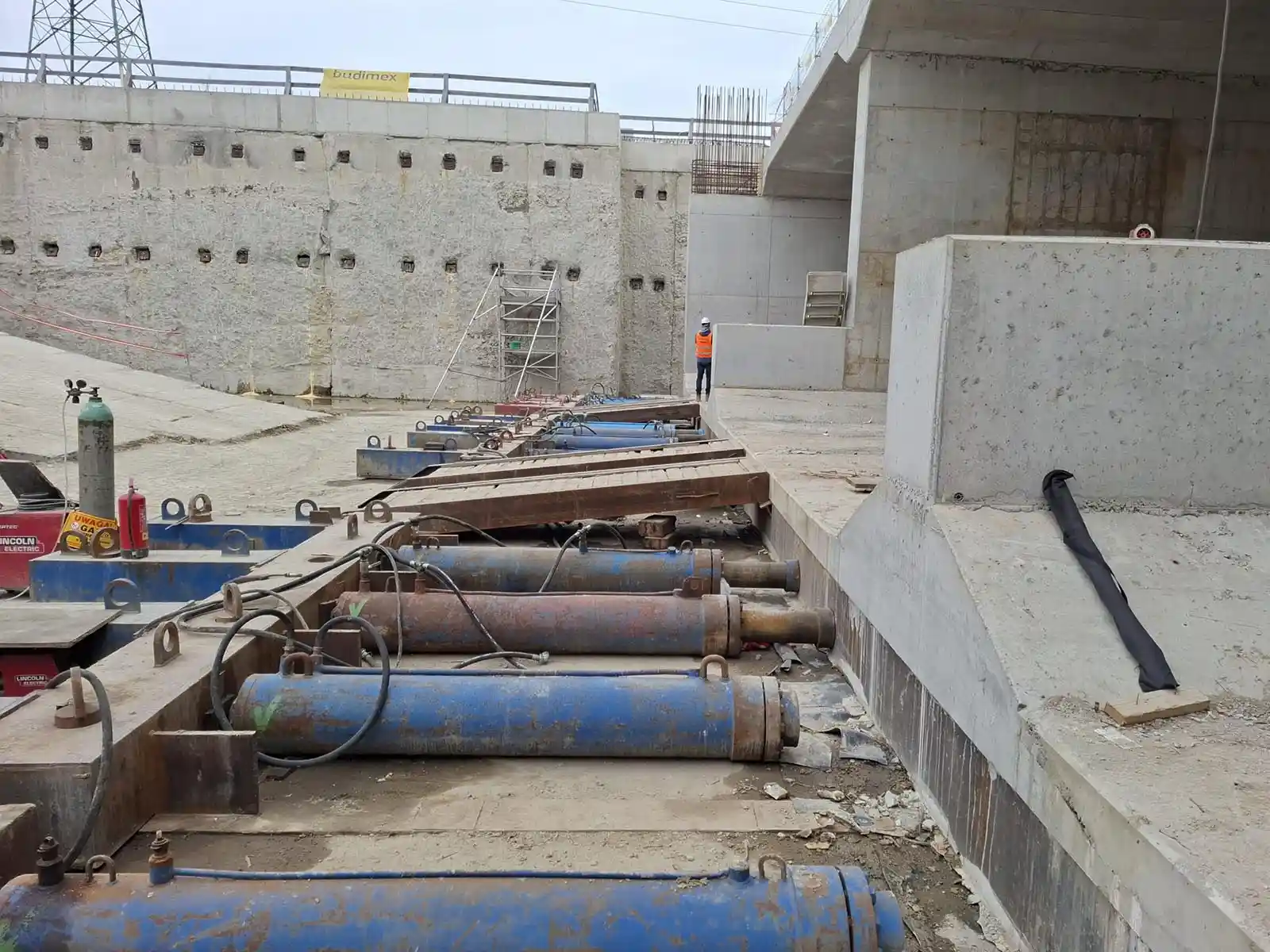 Budowa obwodnicy Oświęcimia – przeciskanie betonowego segmentu pod torami kolejowymi 2026 - NaszOświęcim - informacje i wydarzenia. Budowa obwodnicy Oświęcimia – przeciskanie betonowego segmentu pod torami kolejowymi 2026