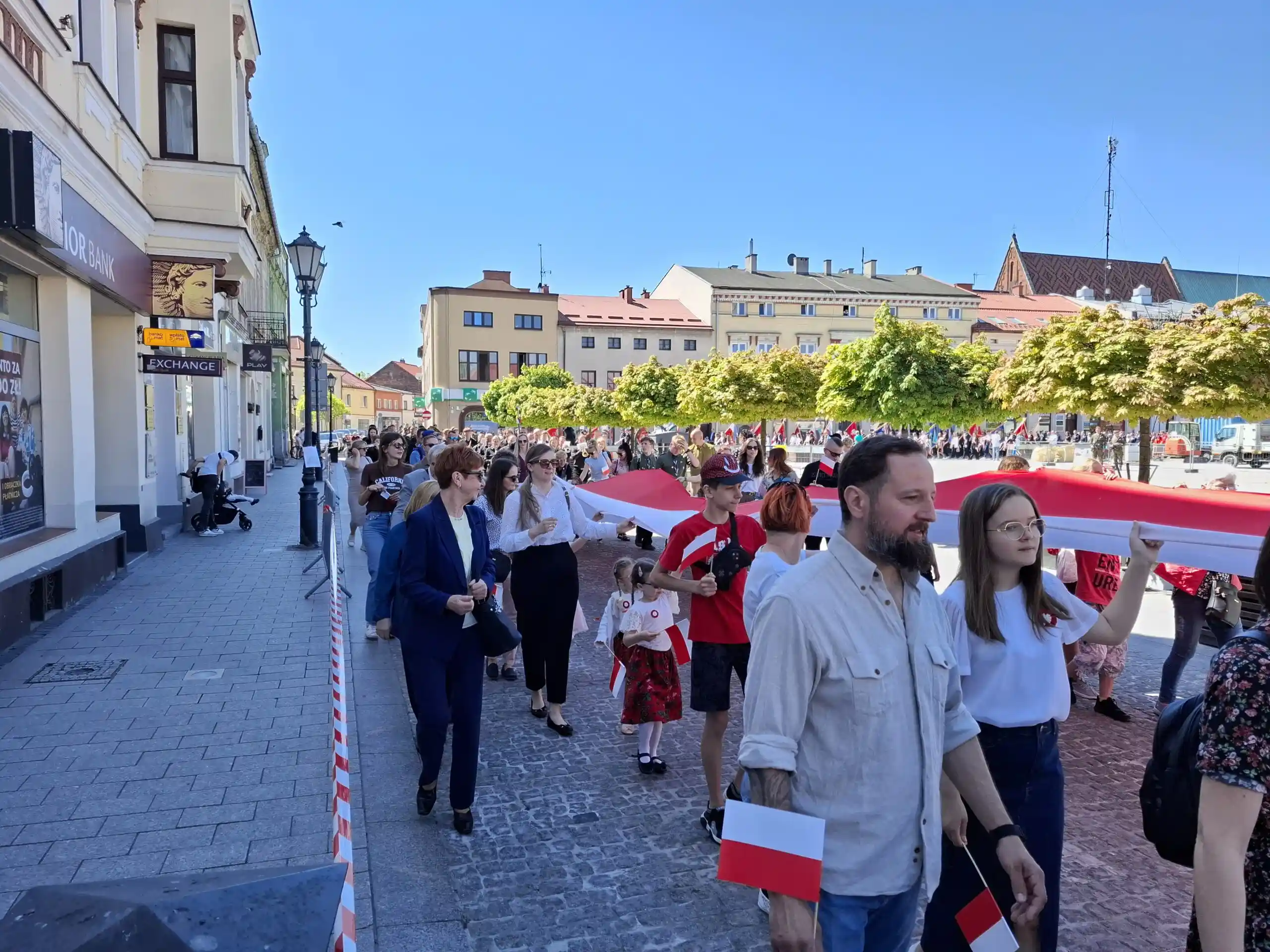 Obchody 235. rocznicy Konstytucji 3 Maja w Oświęcimiu – parada i biało-czerwona flaga - NaszOświęcim - informacje i wydarzenia. Obchody 235. rocznicy Konstytucji 3 Maja w Oświęcimiu – parada i biało-czerwona flaga