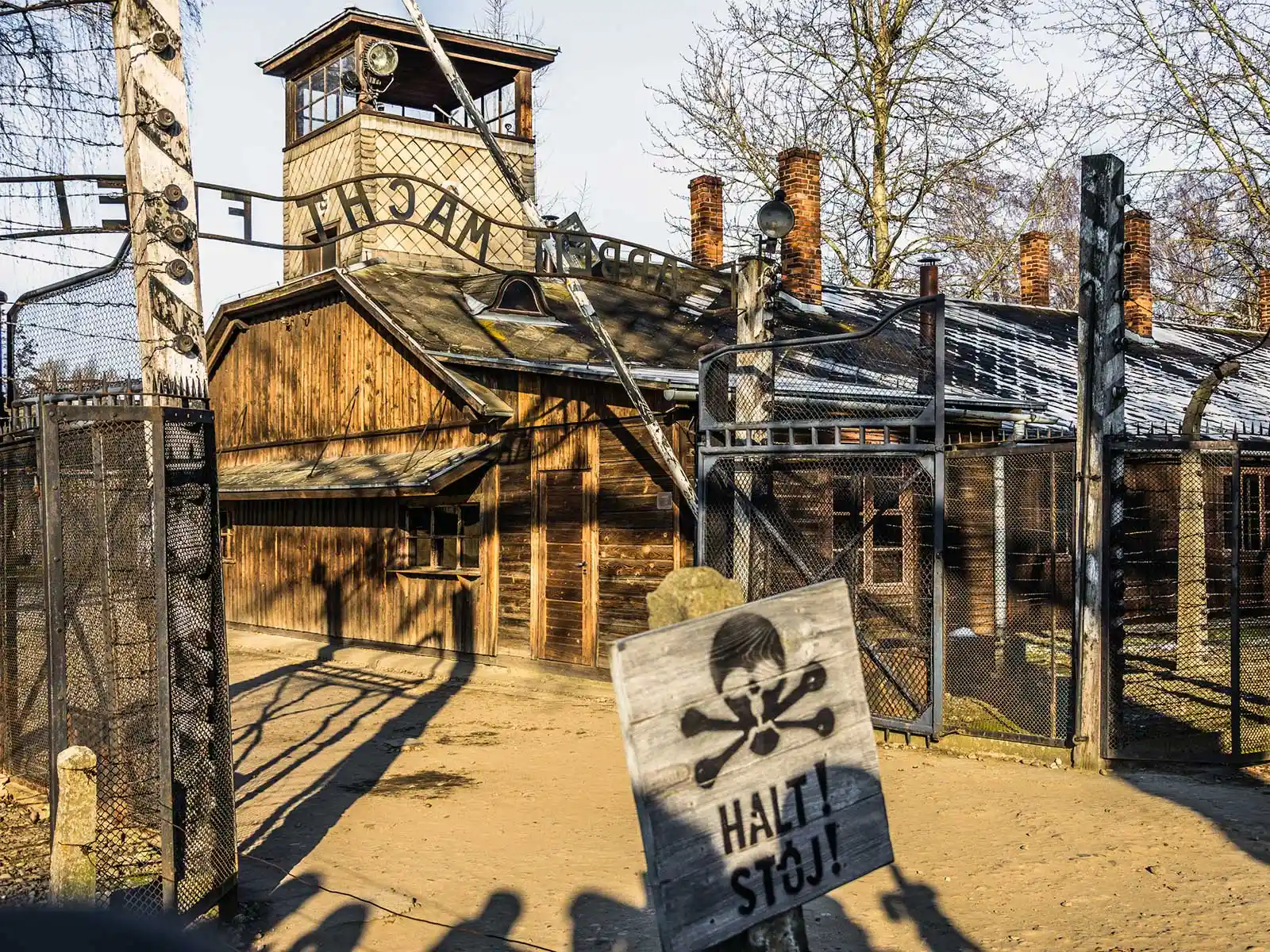 Brama wejściowa obozu Auschwitz I z napisem Arbeit macht frei w Oświęcimiu - NaszOświęcim - informacje i wydarzenia. Brama wejściowa obozu Auschwitz I z napisem Arbeit macht frei w Oświęcimiu