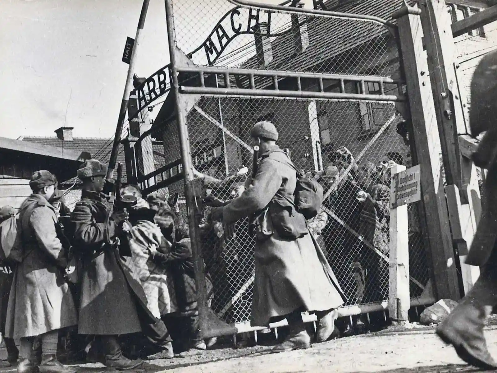 Wyzwolenie obozu Auschwitz I. Brama z napisem Arbeit Macht Frei. 1945 r. - NaszOświęcim - informacje i wydarzenia. Wyzwolenie obozu Auschwitz I. Brama z napisem Arbeit Macht Frei. 1945 r.
