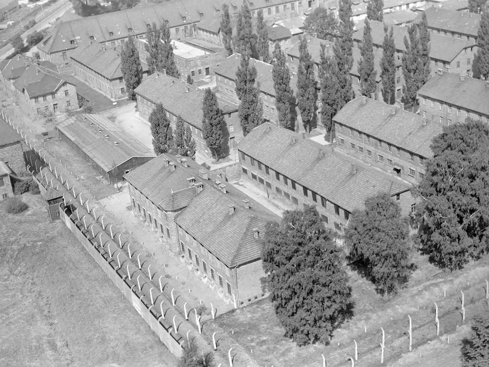 Widok z lotu ptaka na zabudowania byłego obozu koncentracyjnego Auschwitz I - NaszOświęcim - informacje i wydarzenia. Widok z lotu ptaka na zabudowania byłego obozu koncentracyjnego Auschwitz I