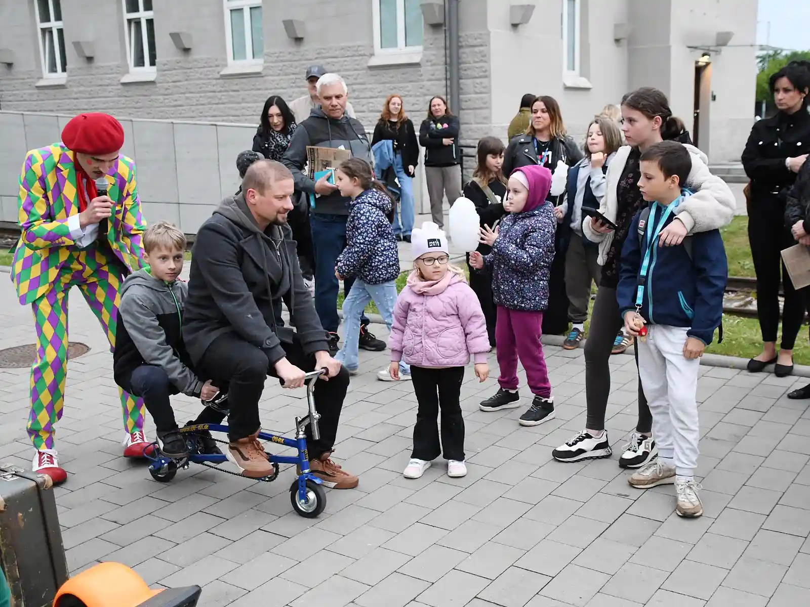 Noc Muzeów 2026 w Muzeum Pamięci Mieszkańców Ziemi Oświęcimskiej – kataryniarz i pokaz mody lat 30 - NaszOświęcim - informacje i wydarzenia. Noc Muzeów 2026 w Muzeum Pamięci Mieszkańców Ziemi Oświęcimskiej – kataryniarz i pokaz mody lat 30