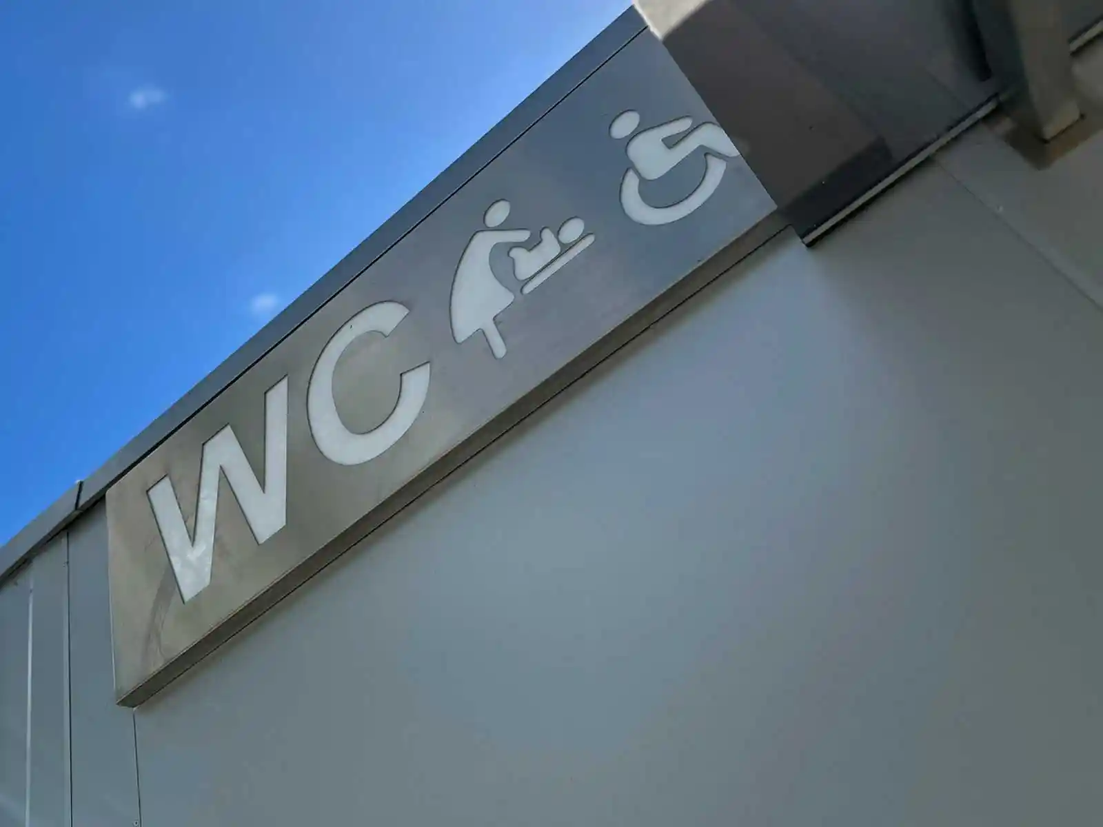 Tabliczka informacyjna przy toalecie publicznej w parku Bulwary w Oświęcimiu – toaleta bezpłatna, dwujęzyczna - NaszOświęcim - informacje i wydarzenia. Tabliczka informacyjna przy toalecie publicznej w parku Bulwary w Oświęcimiu – toaleta bezpłatna, dwujęzyczna