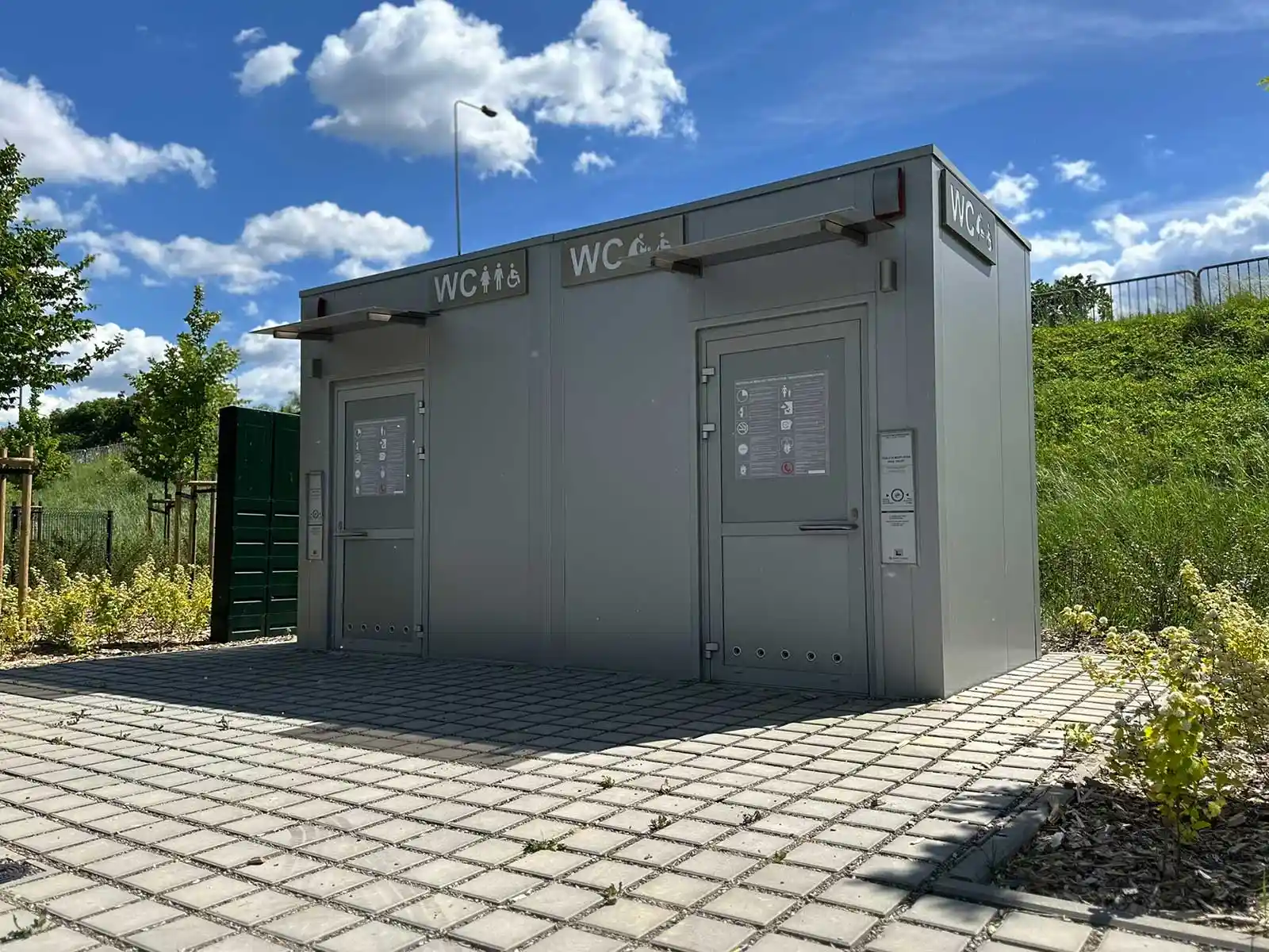 Nowa toaleta publiczna w parku Bulwary nad Sołą w Oświęcimiu – bezpłatna, czynna od 31 maja 2026 - NaszOświęcim - informacje i wydarzenia. Nowa toaleta publiczna w parku Bulwary nad Sołą w Oświęcimiu – bezpłatna, czynna od 31 maja 2026
