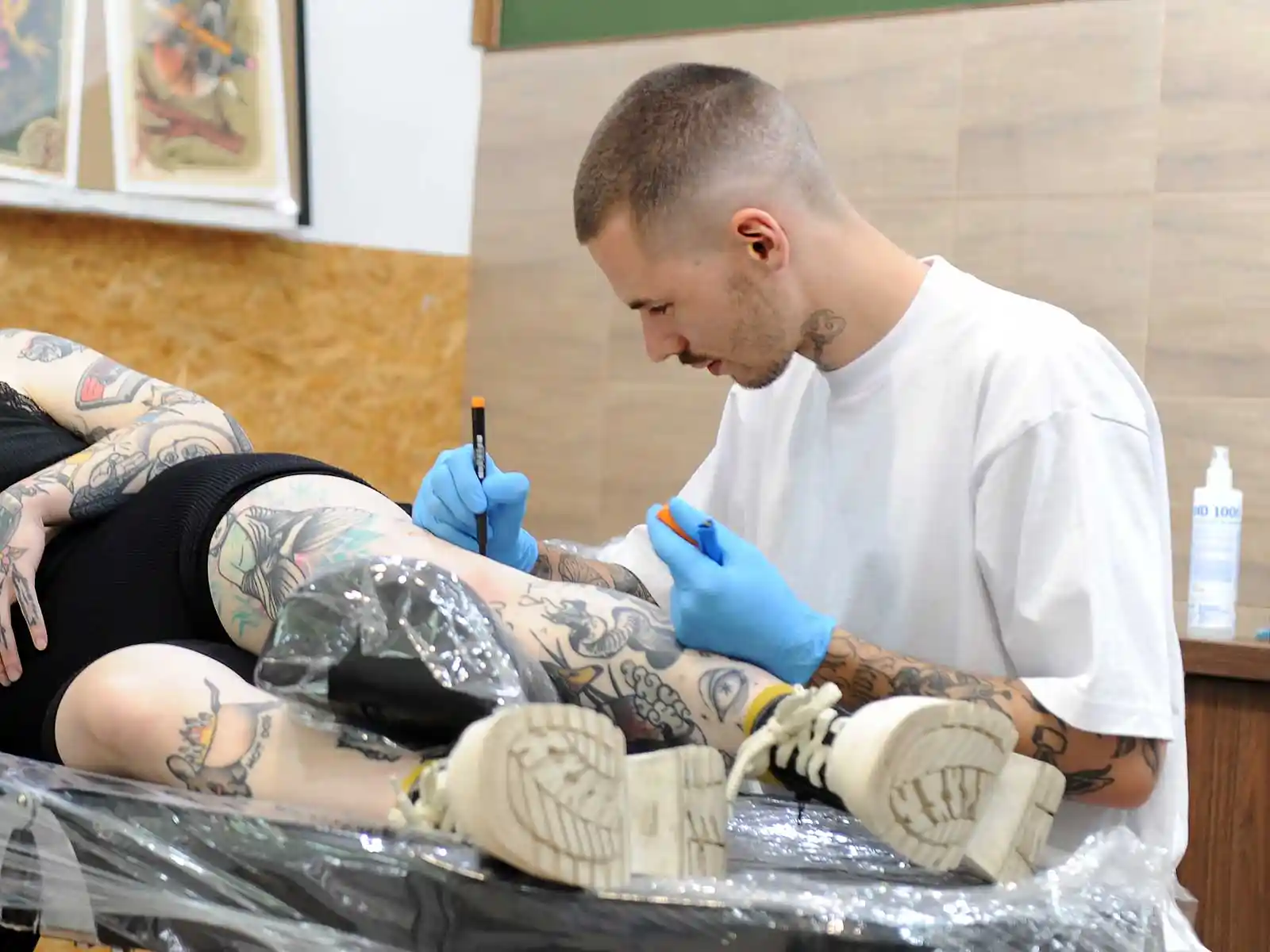 Damian Cybul podczas pracy nad tatuażem w studiu w Oświęcimiu - NaszOświęcim - informacje i wydarzenia. Damian Cybul podczas pracy nad tatuażem w studiu w Oświęcimiu