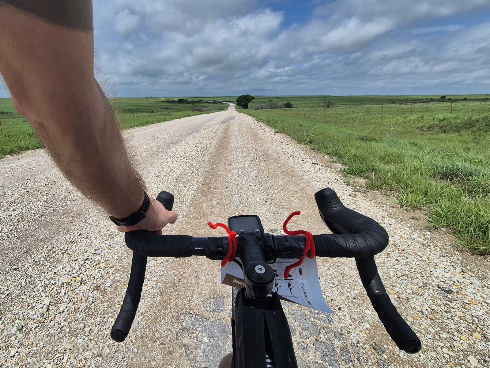 Adam podczas wyścigu Unbound Gravel 200 w Kansas w USA - NaszOświęcim - informacje i wydarzenia. Adam podczas wyścigu Unbound Gravel 200 w Kansas w USA