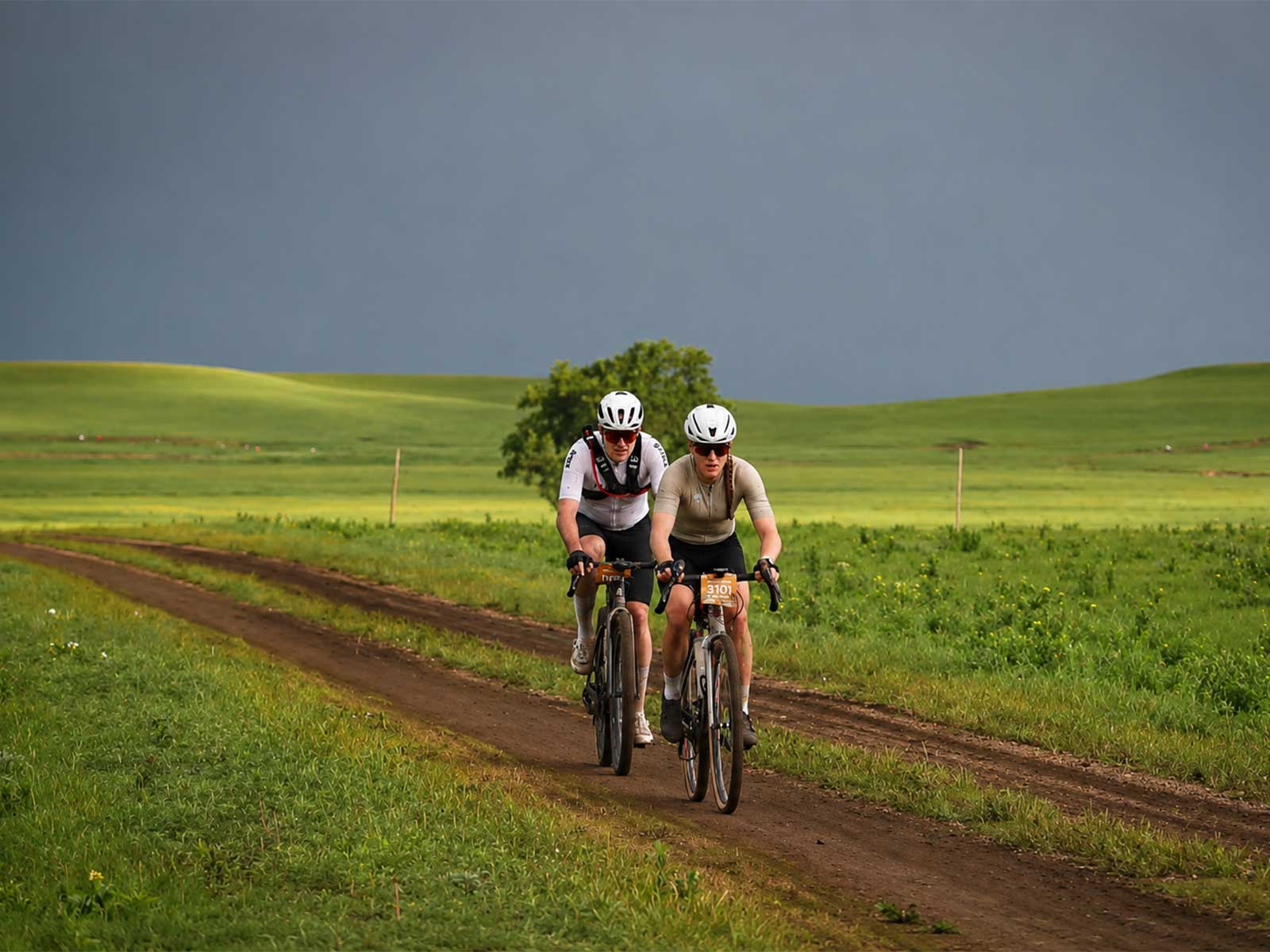 Adam podczas wyścigu Unbound Gravel 200 w Kansas w USA - NaszOświęcim - informacje i wydarzenia. Adam podczas wyścigu Unbound Gravel 200 w Kansas w USA