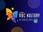 Wieczorna Noc Kultury w Oświęcimiu — uczestnicy przed oświetloną instytucją kultury - NaszOświęcim - informacje i wydarzenia. Wieczorna Noc Kultury w Oświęcimiu — uczestnicy przed oświetloną instytucją kultury