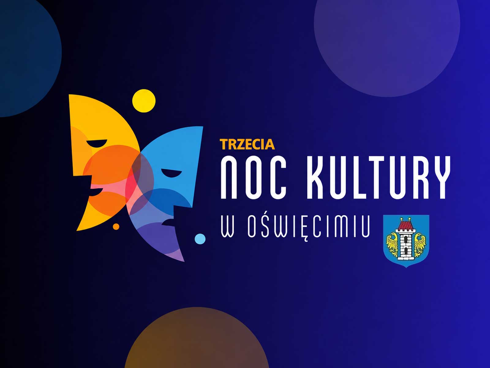 Wieczorna Noc Kultury w Oświęcimiu — uczestnicy przed oświetloną instytucją kultury - NaszOświęcim - informacje i wydarzenia. Wieczorna Noc Kultury w Oświęcimiu — uczestnicy przed oświetloną instytucją kultury