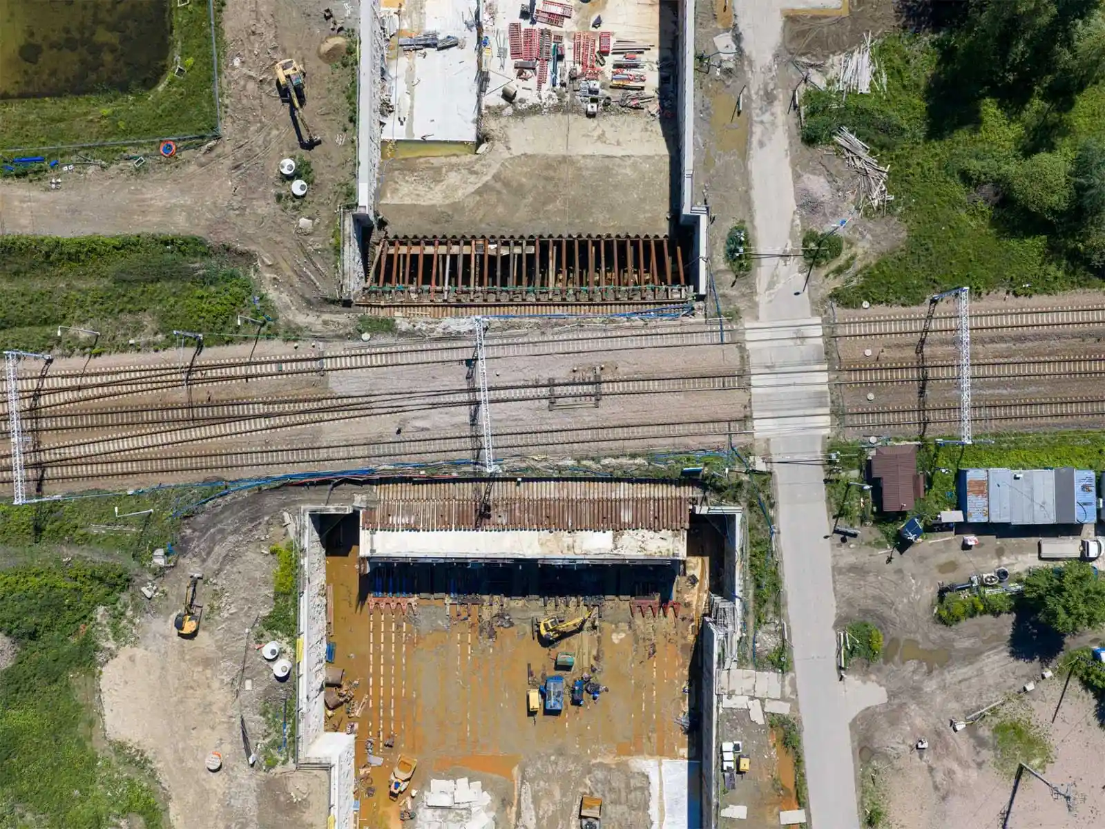 Betonowy segment przeciśnięty pod linią kolejową na budowie obwodnicy Oświęcimia w ciągu drogi krajowej nr 44 - NaszOświęcim - informacje i wydarzenia. Betonowy segment przeciśnięty pod linią kolejową na budowie obwodnicy Oświęcimia w ciągu drogi krajowej nr 44