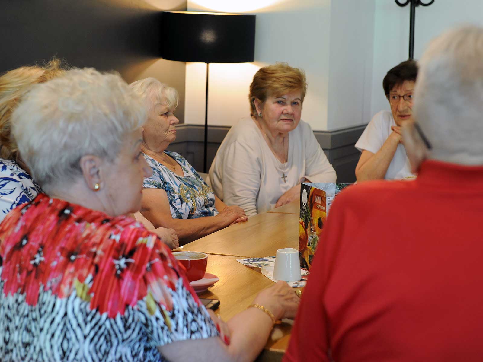 Absolwenci pierwszego rocznika Technikum Ekonomicznego w Oświęcimiu podczas spotkania po sześćdziesięciu latach | foto: redakcja