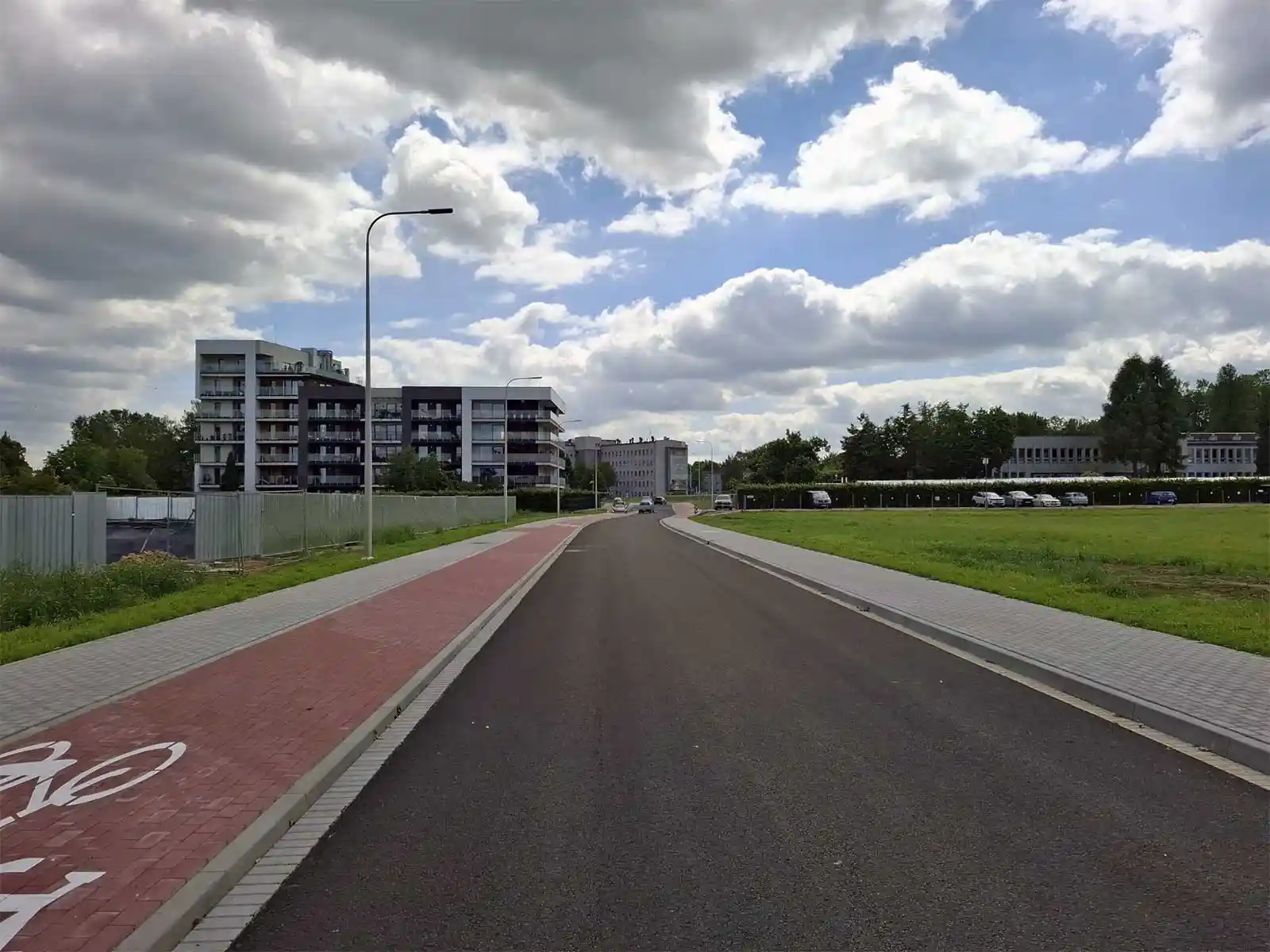 Nowa droga, po bokach ścieżka rowerowa i chodnik. W tle nowe budynki i szpital - NaszOświęcim - informacje i wydarzenia. Nowa droga, po bokach ścieżka rowerowa i chodnik. W tle nowe budynki i szpital