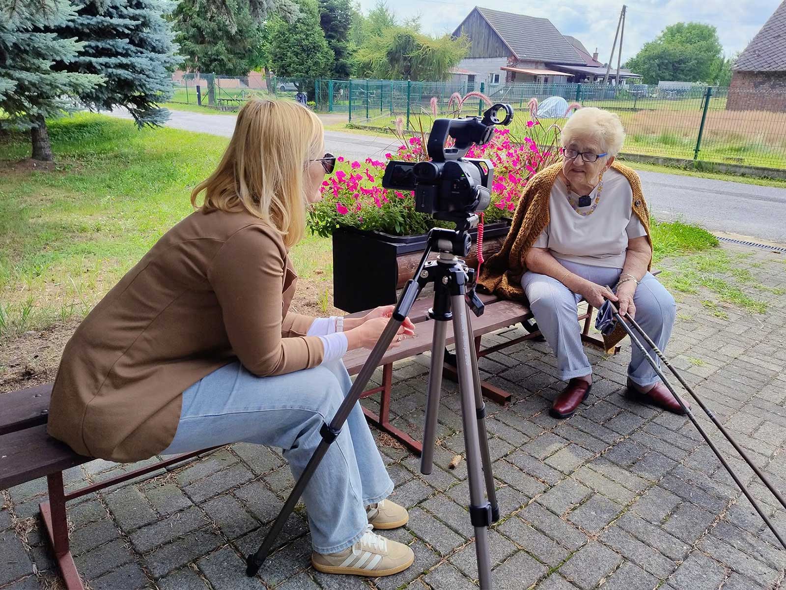 Helena Nowak obok krzyża i tablicy pamiątkowej w Monowicach. Tablica jest poświęcona więźniom pomordowanym w latach 1941-1945 w obozie nr IV - NaszOświęcim - informacje i wydarzenia. Helena Nowak obok krzyża i tablicy pamiątkowej w Monowicach. Tablica jest poświęcona więźniom pomordowanym w latach 1941-1945 w obozie nr IV