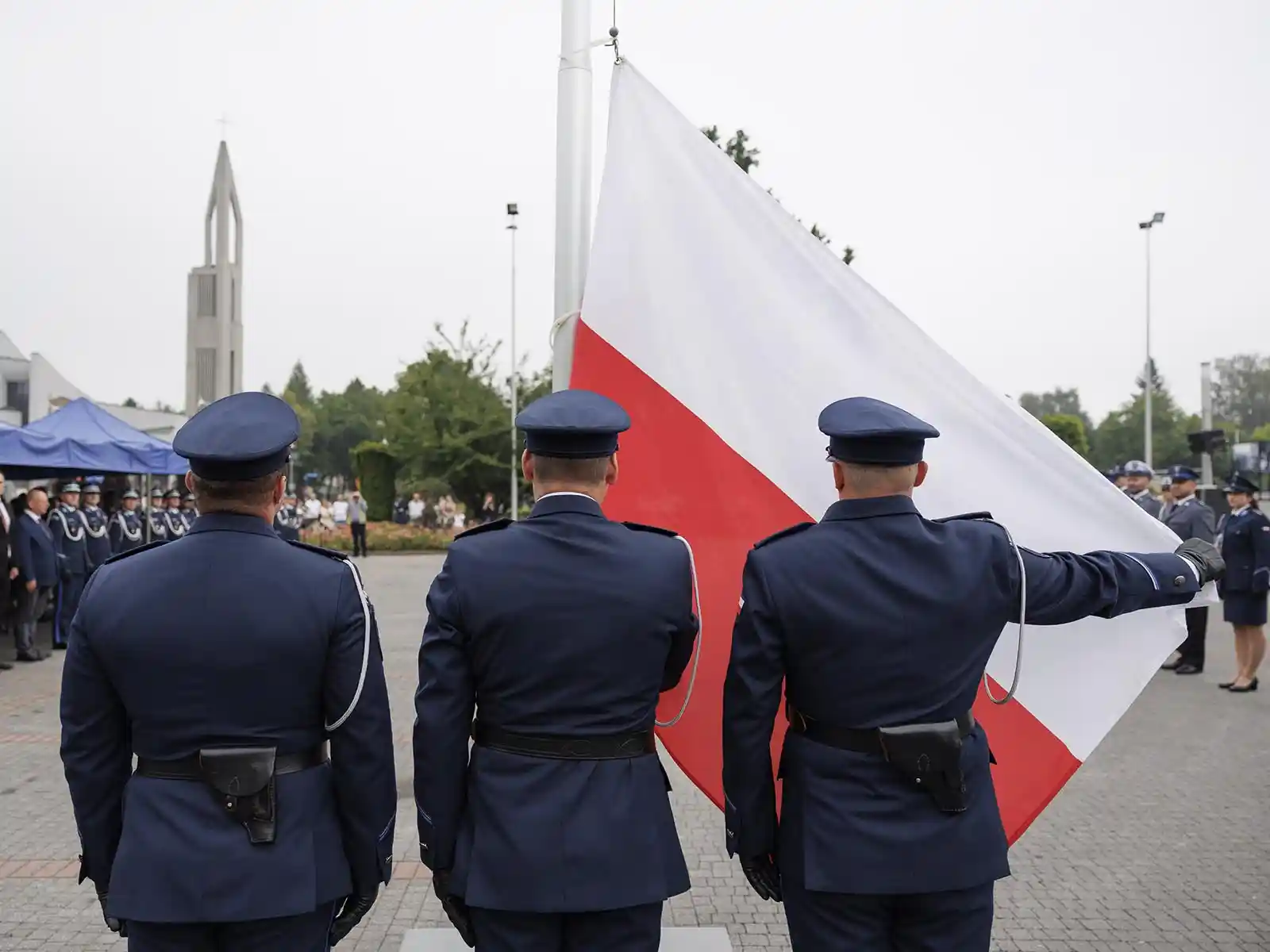 Uroczysty apel z okazji powiatowego Święta Policji na placu przed Oświęcimskim Centrum Kultury - NaszOświęcim - informacje i wydarzenia. Uroczysty apel z okazji powiatowego Święta Policji na placu przed Oświęcimskim Centrum Kultury
