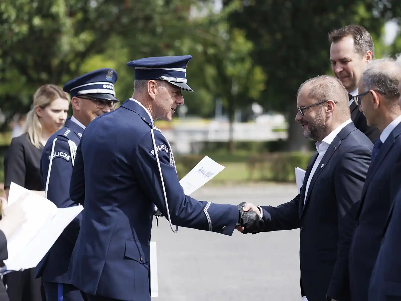 Uroczysty apel z okazji powiatowego Święta Policji na placu przed Oświęcimskim Centrum Kultury - NaszOświęcim - informacje i wydarzenia. Uroczysty apel z okazji powiatowego Święta Policji na placu przed Oświęcimskim Centrum Kultury