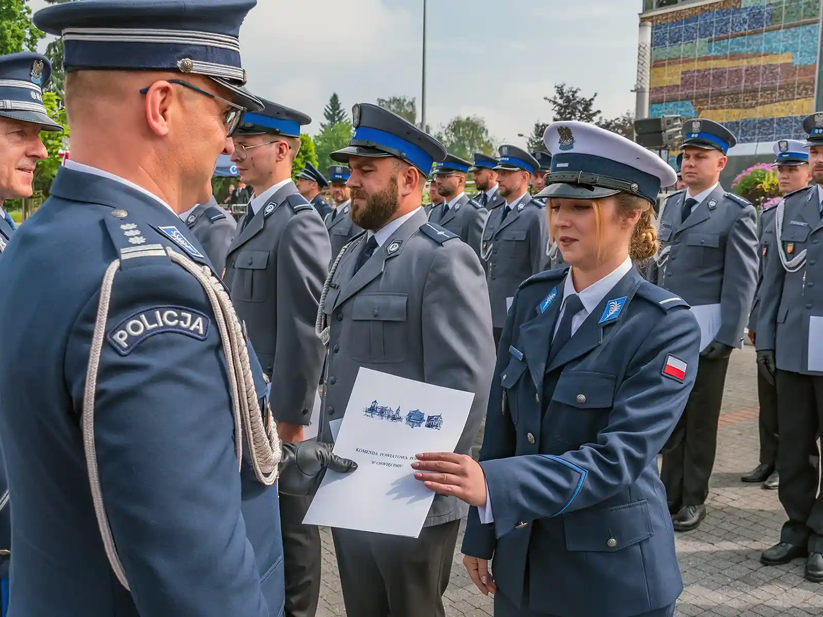 Uroczysty apel z okazji powiatowego Święta Policji na placu przed Oświęcimskim Centrum Kultury - NaszOświęcim - informacje i wydarzenia. Uroczysty apel z okazji powiatowego Święta Policji na placu przed Oświęcimskim Centrum Kultury