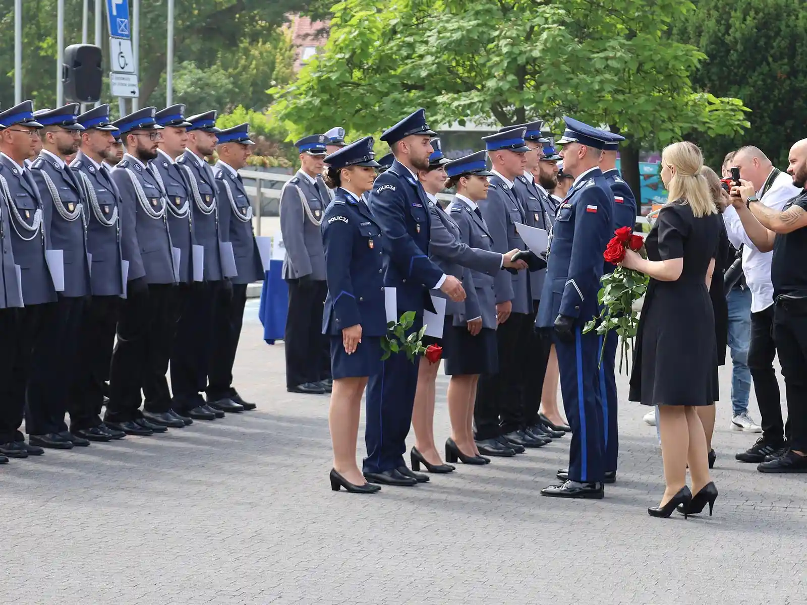 Uroczysty apel z okazji powiatowego Święta Policji na placu przed Oświęcimskim Centrum Kultury - NaszOświęcim - informacje i wydarzenia. Uroczysty apel z okazji powiatowego Święta Policji na placu przed Oświęcimskim Centrum Kultury