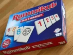 20260804-rummikub-03 - NaszOświęcim - informacje i wydarzenia. Gra planszowa Rummikub — kolorowe kostki z liczbami układane podczas spotkania w Oświęcimskim Centrum Kultury