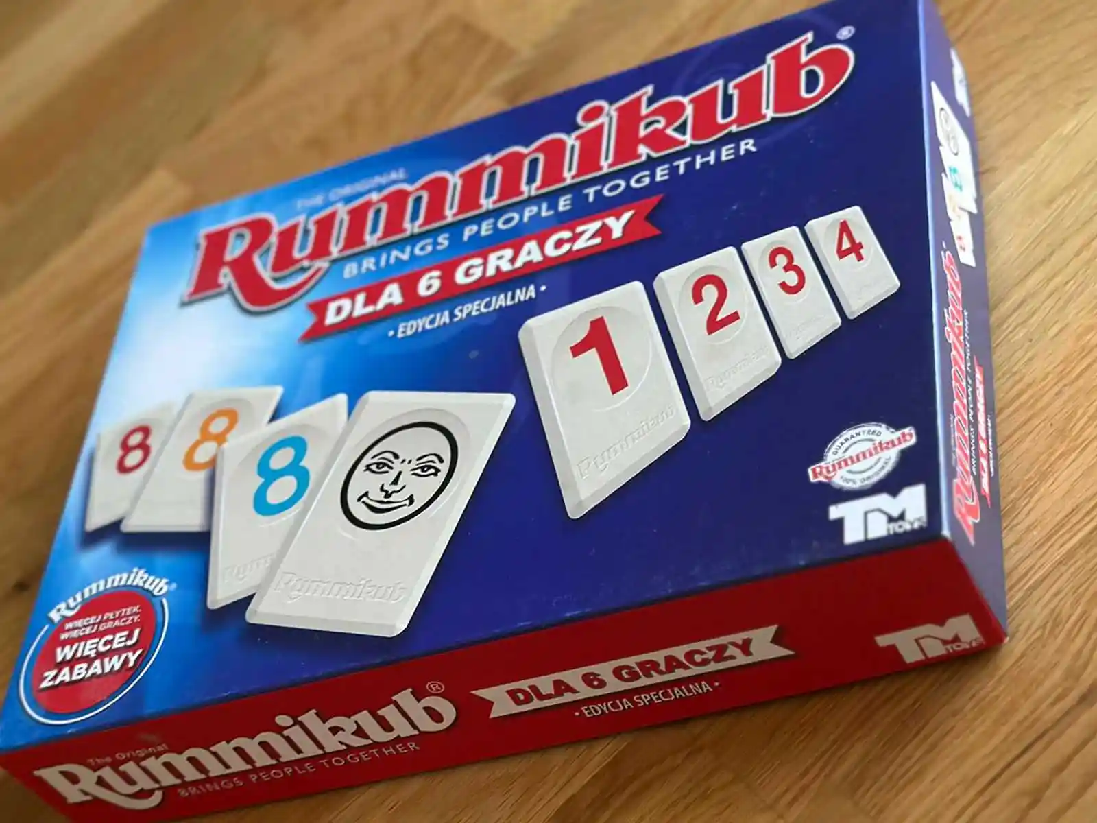 20260804-rummikub-03 - NaszOświęcim - informacje i wydarzenia. Gra planszowa Rummikub — kolorowe kostki z liczbami układane podczas spotkania w Oświęcimskim Centrum Kultury
