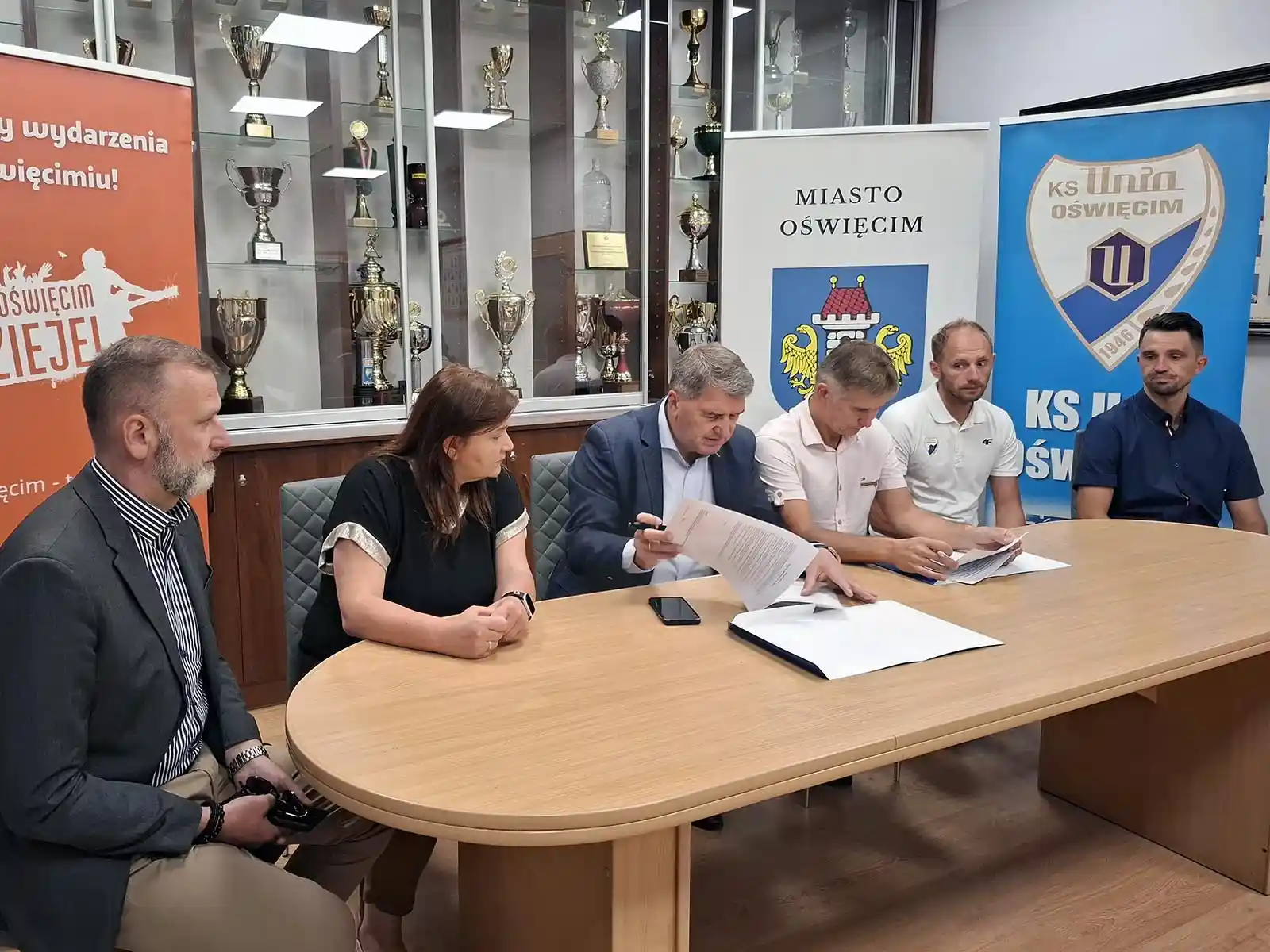Podpisanie umowy na dofinansowanie szkolenia juniorów hokeja w Oświęcimiu