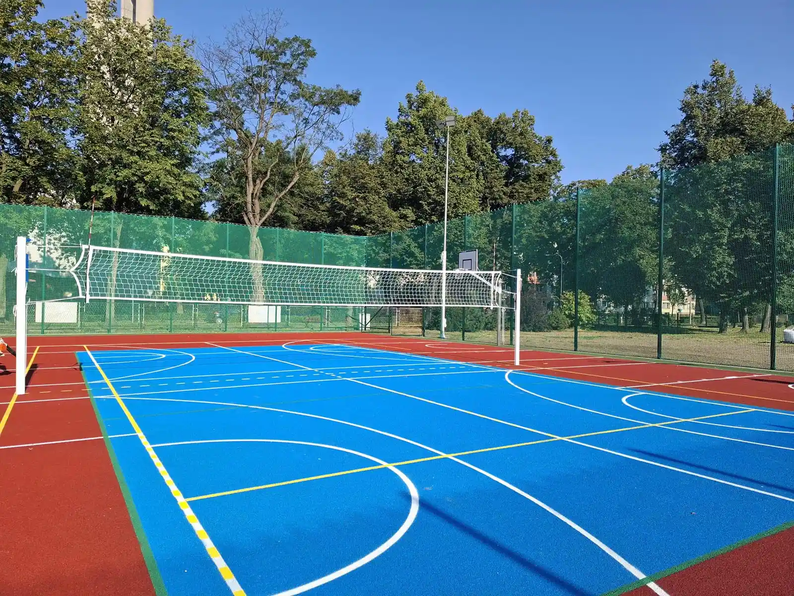 Prace remontowe i nowe obiekty sportowe w oświęcimskich szkołach podczas wakacji