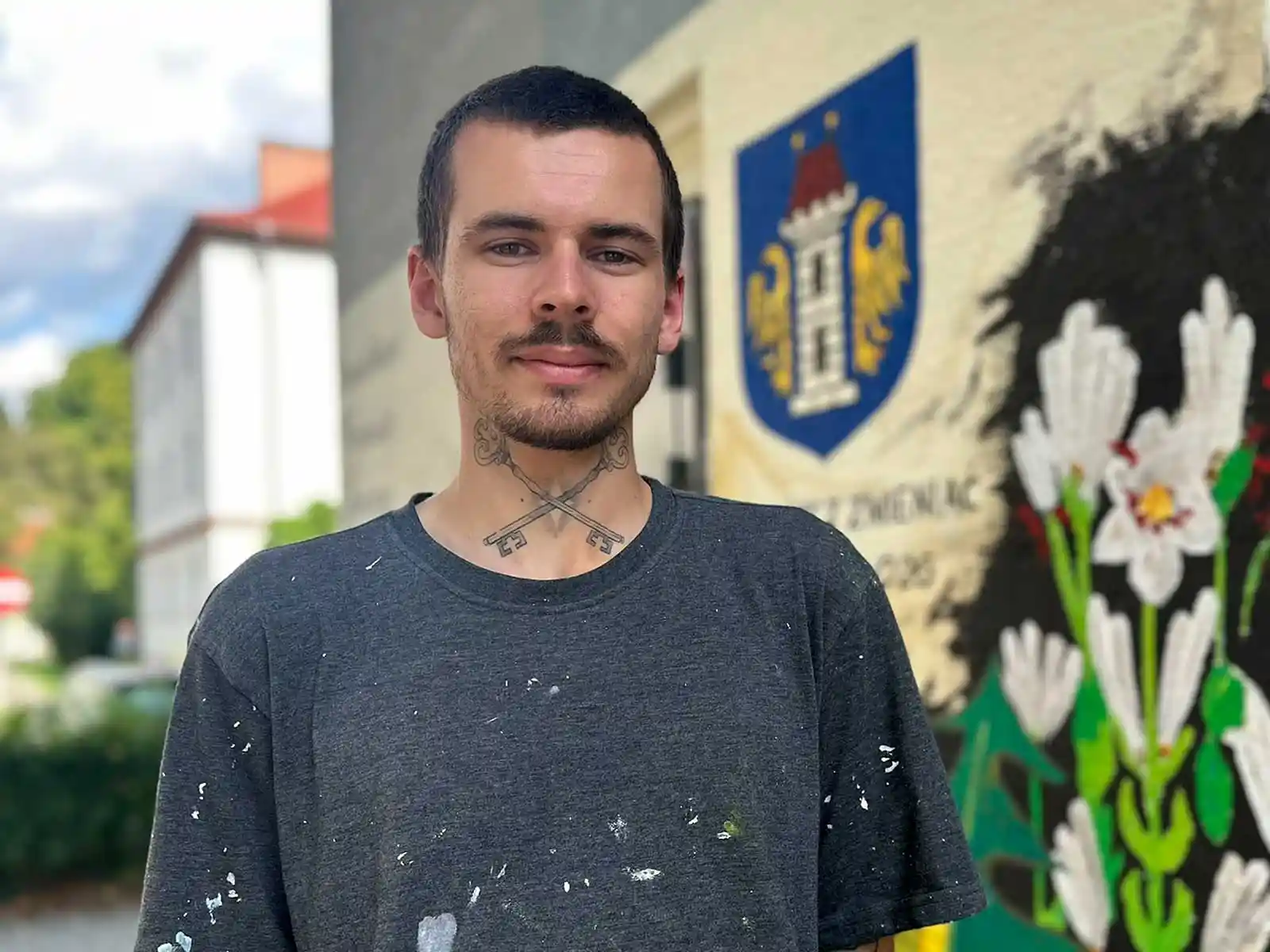 Damian Cybul – współautor muralu z Wyspiańskim w Oświęcimiu - NaszOświęcim - informacje i wydarzenia. Damian Cybul, współautor muralu z Wyspiańskim, na tle ukończonego malowidła przy ulicy Wyspiańskiego w Oświęcimiu