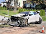 BMW wypadło z drogi w Witkowicach. Wyprzedzał na łuku i uderzył w ogrodzenie