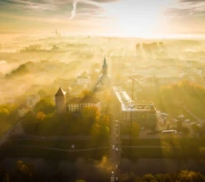 Zdjęcie Oświęcimia wykonane o wschodzie słońca