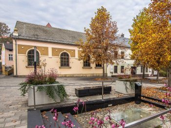 Synagoga Chewra Lomdei Misznajot przy placu ks. Jana Skarbka w Oświęcimiu — widok zewnętrzny